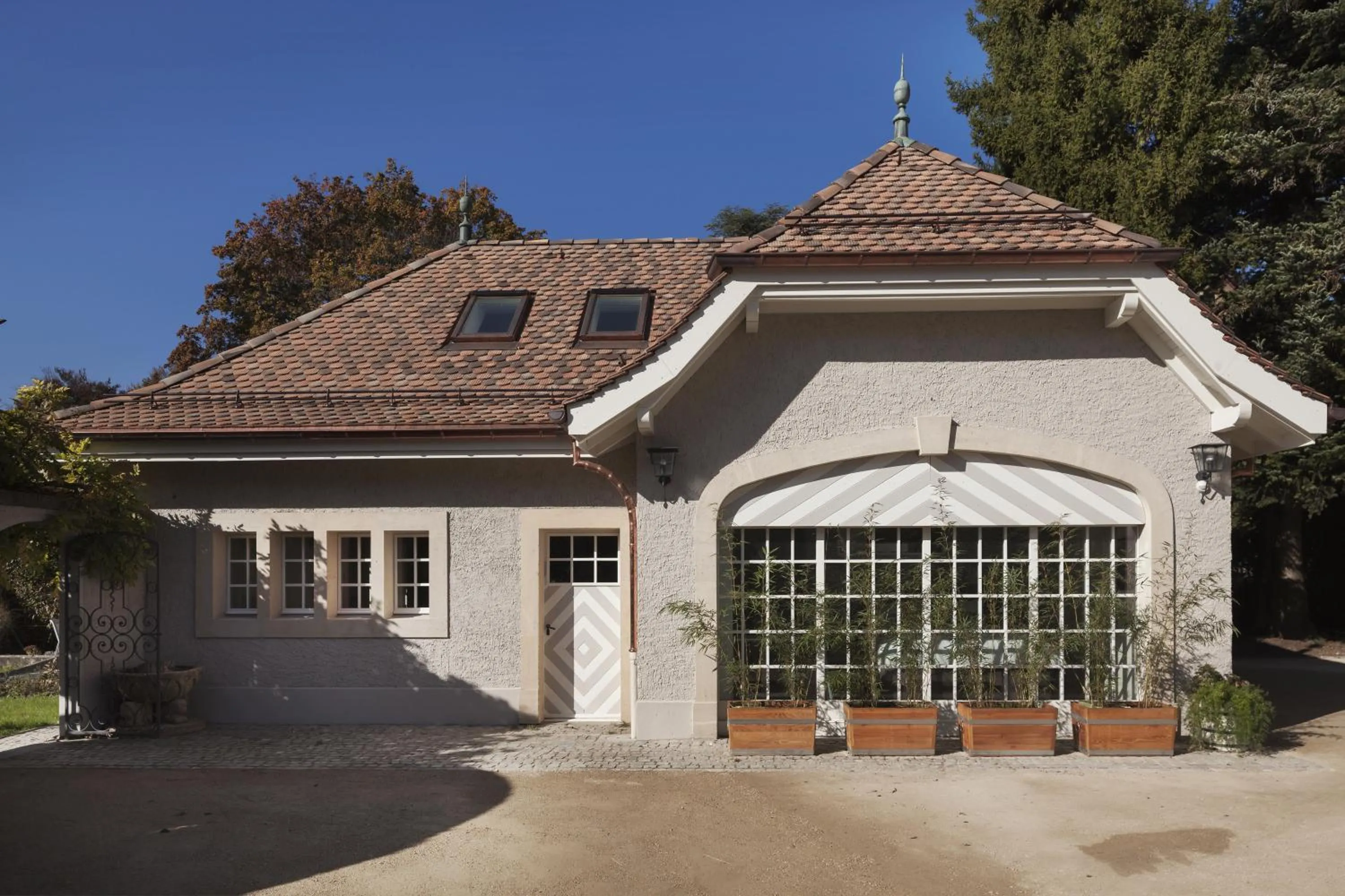 Facade/entrance in Le Jour et la Nuit