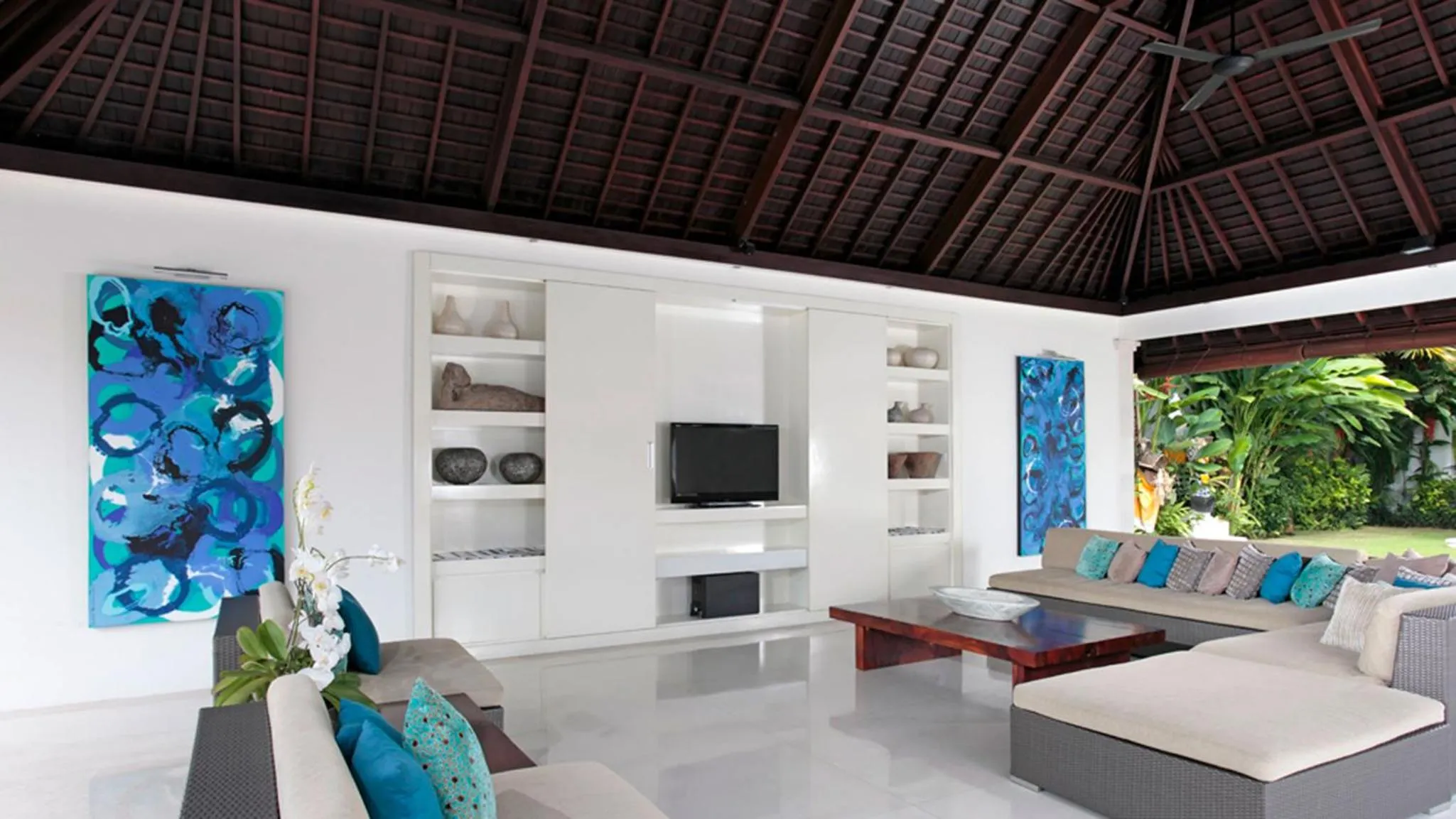 Communal lounge/ TV room in Villa Asante