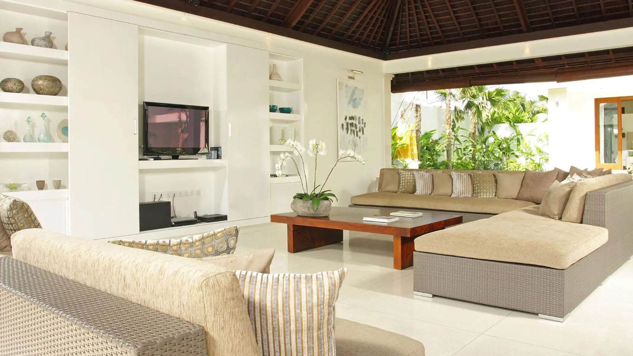 TV and multimedia in Villa Asante