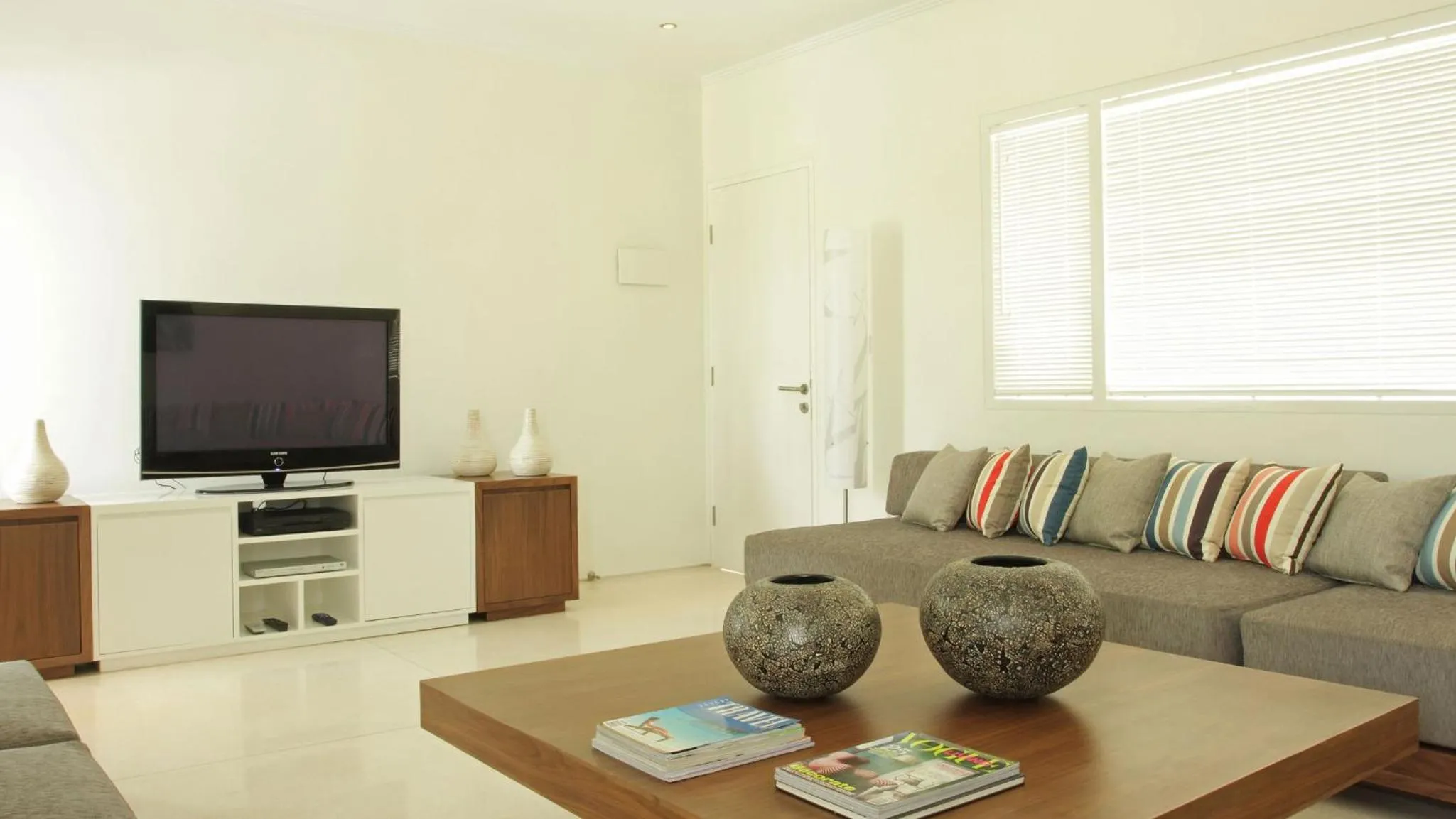 Communal lounge/ TV room in Villa Asante