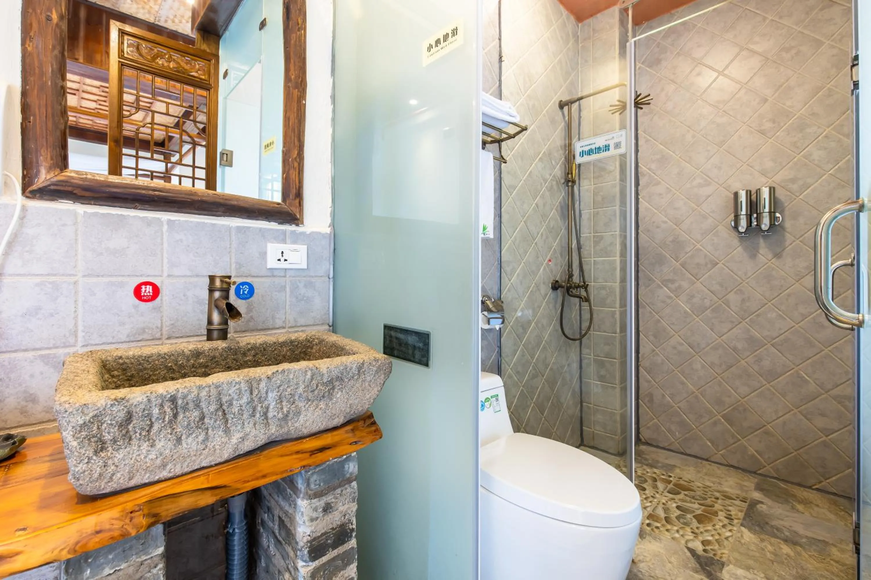 Bathroom in Yangshuo River Lodge Hotel - Airport or TS Free pick up over 3 nights