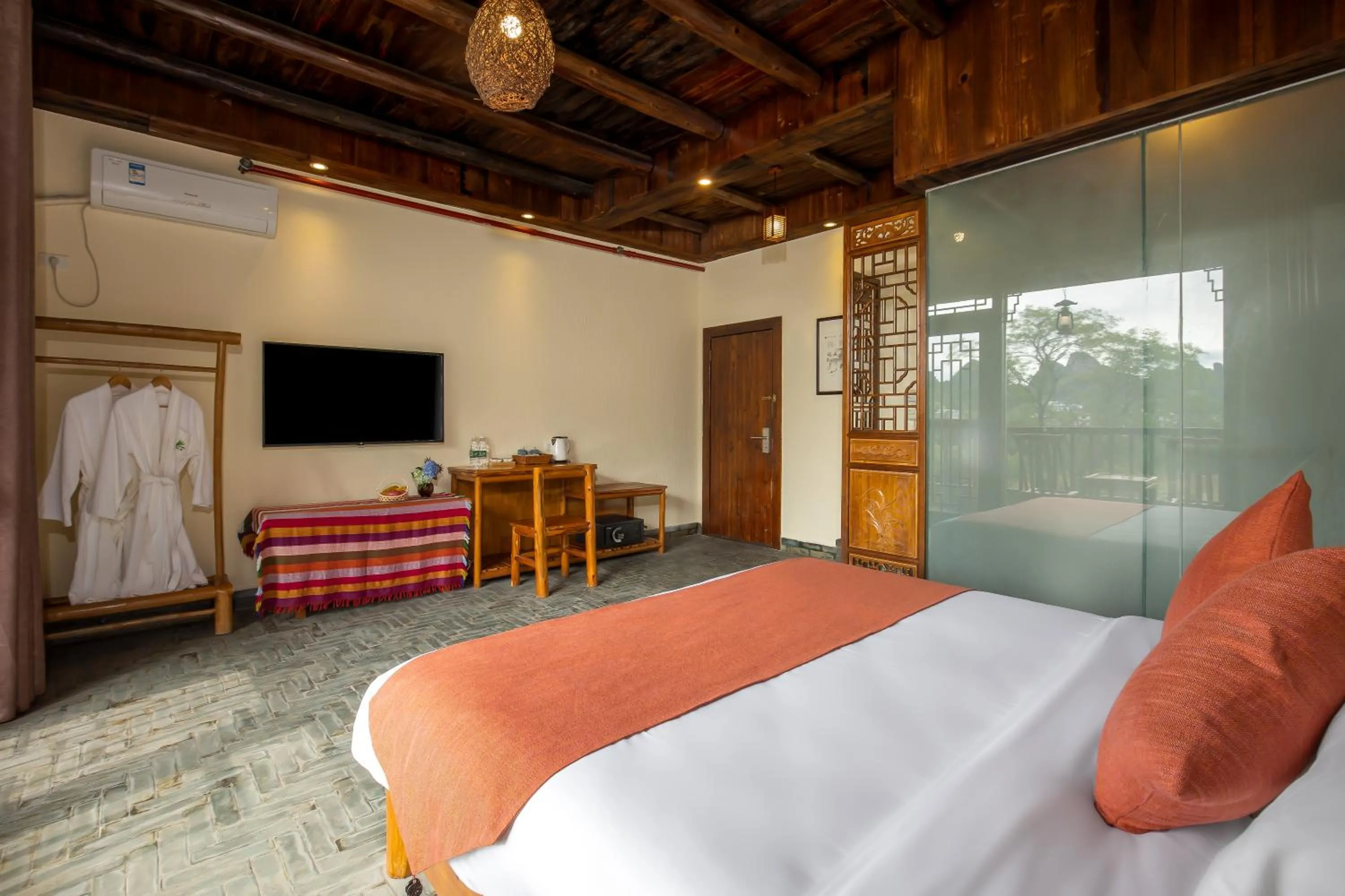 Bed in Yangshuo River Lodge Hotel - Airport or TS Free pick up over 3 nights
