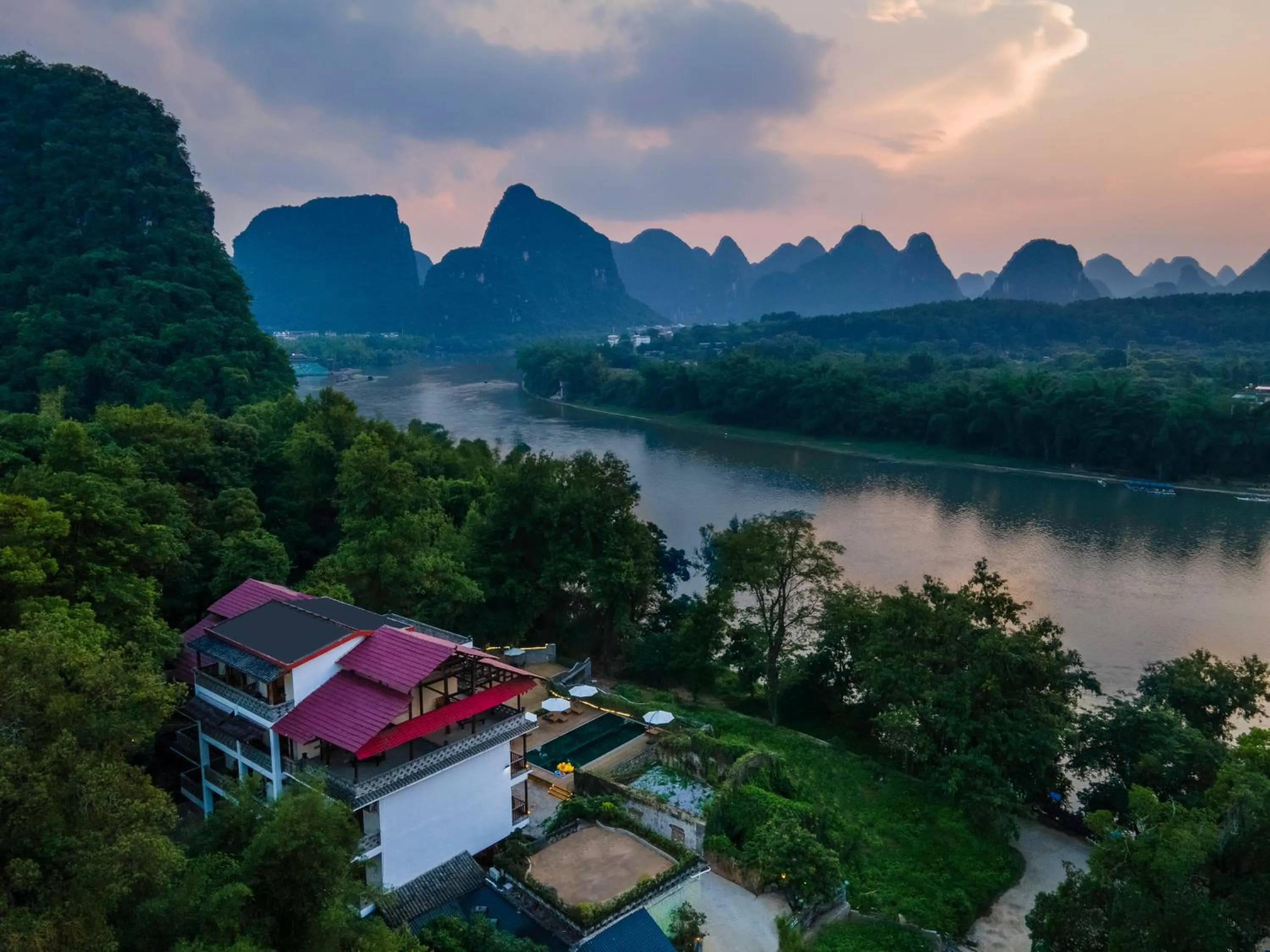 Day in Yangshuo River Lodge Hotel - Airport or TS Free pick up over 3 nights