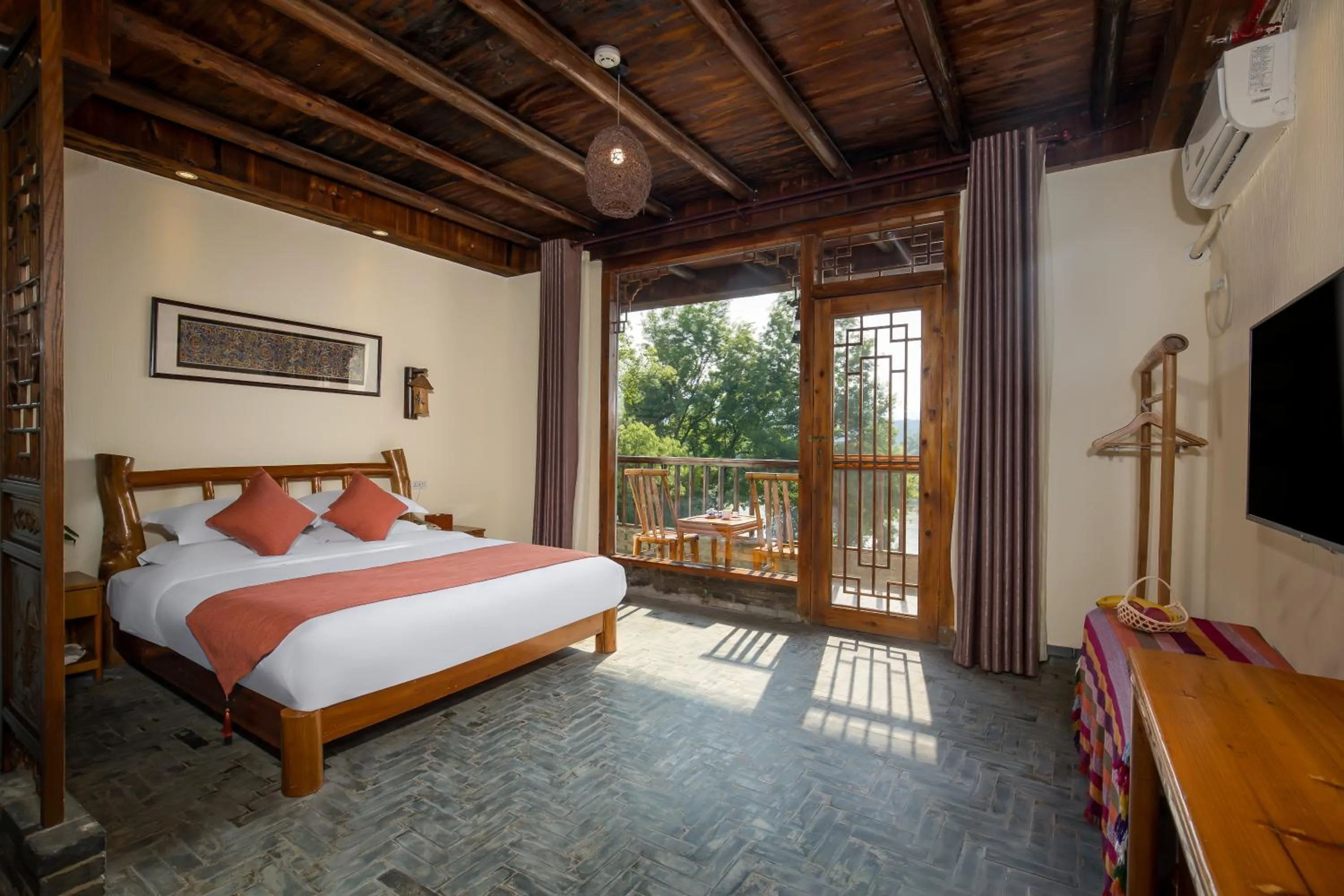 Bed in Yangshuo River Lodge Hotel - Airport or TS Free pick up over 3 nights