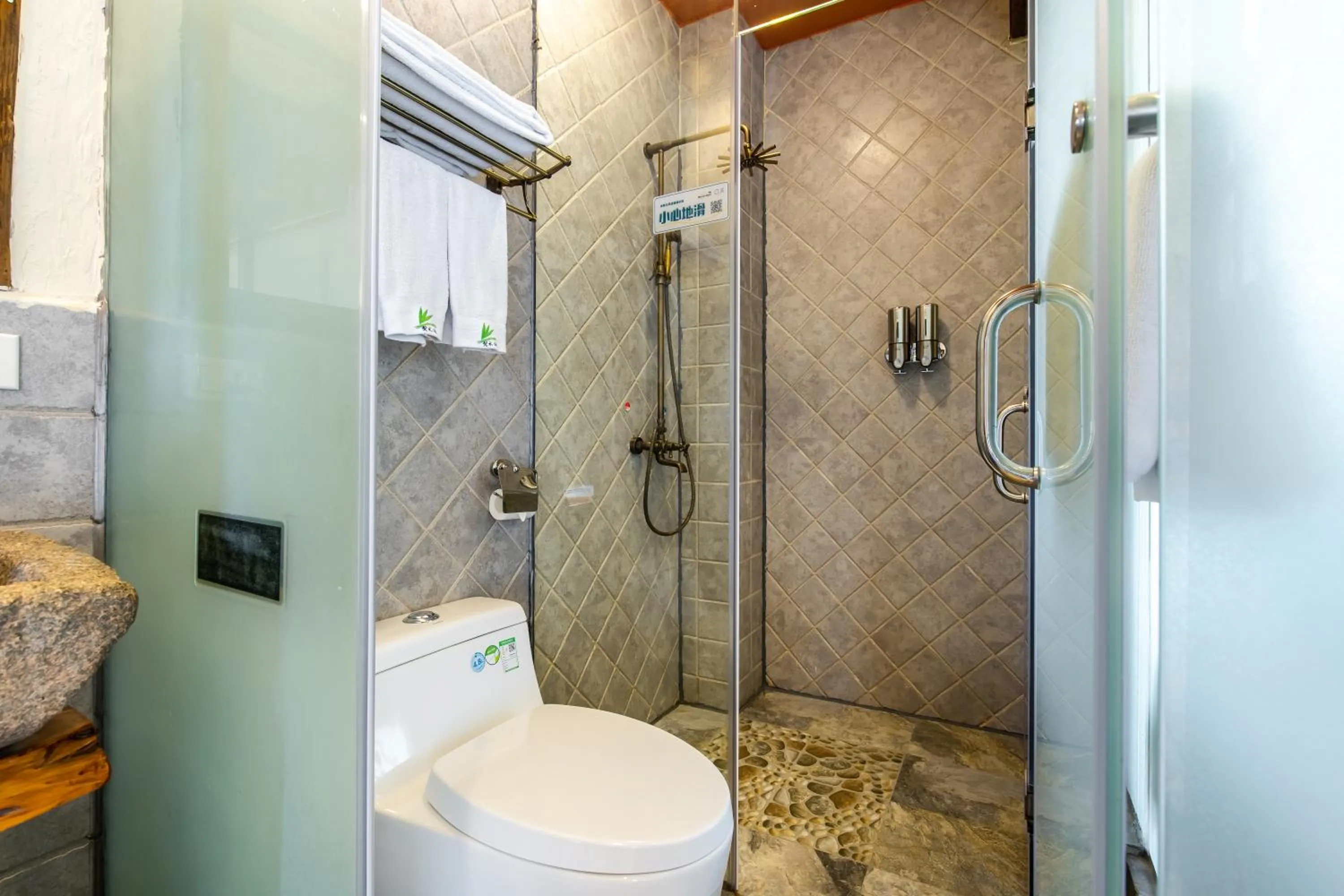 Shower in Yangshuo River Lodge Hotel - Airport or TS Free pick up over 3 nights