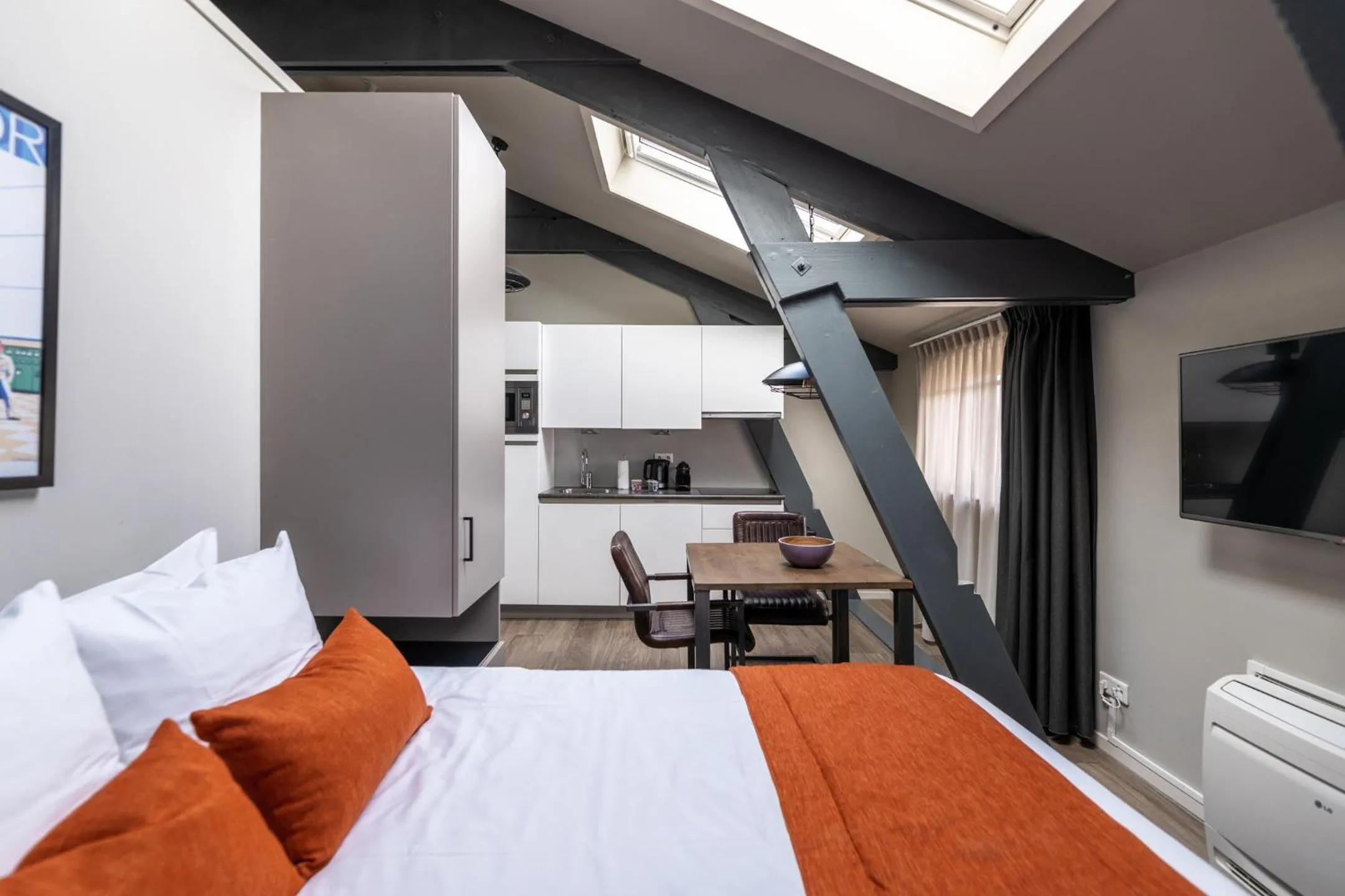 Kitchen or kitchenette, Bed in YAYS Amsterdam Maritime by Numa