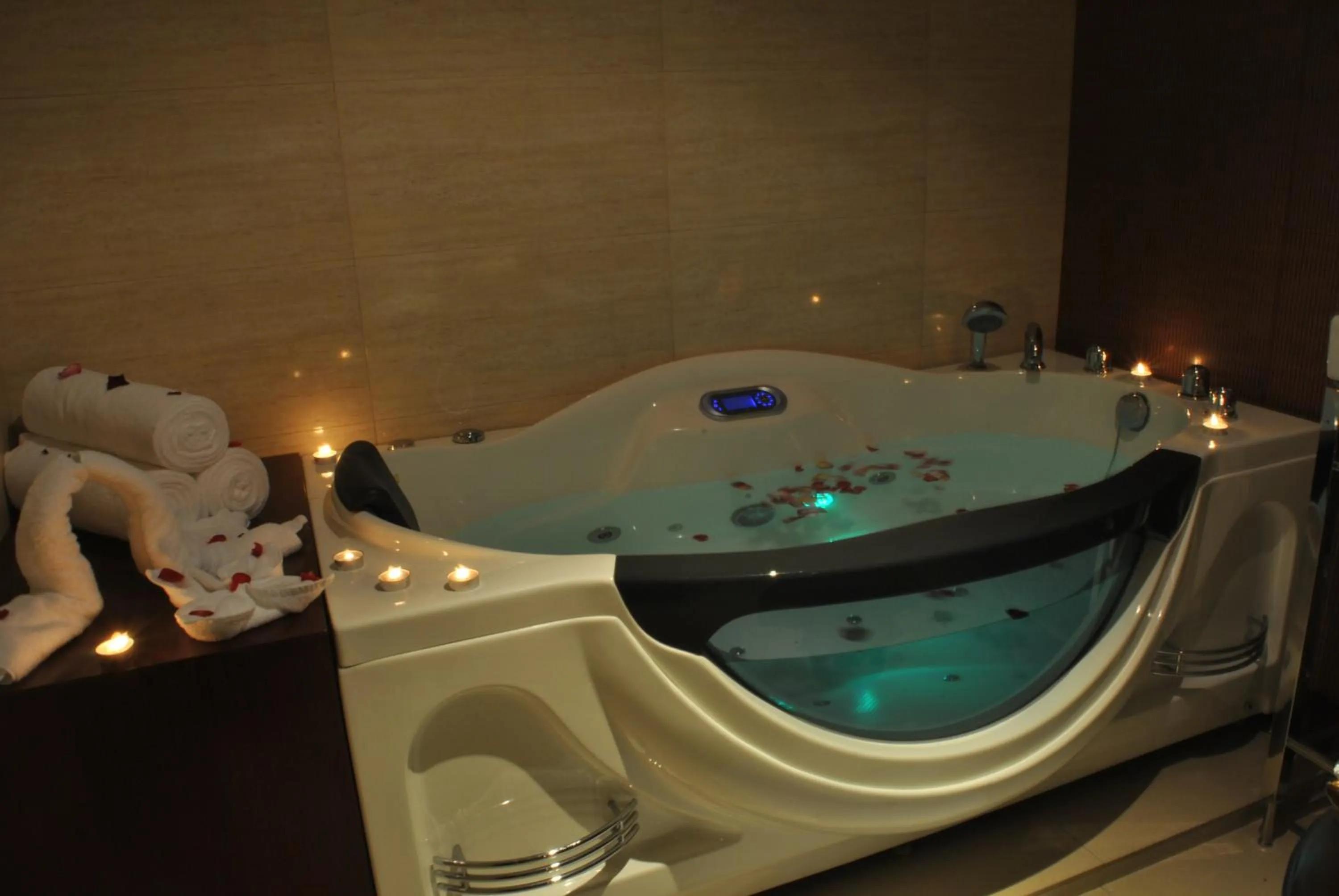 Hot Tub in Hotel Dynasty