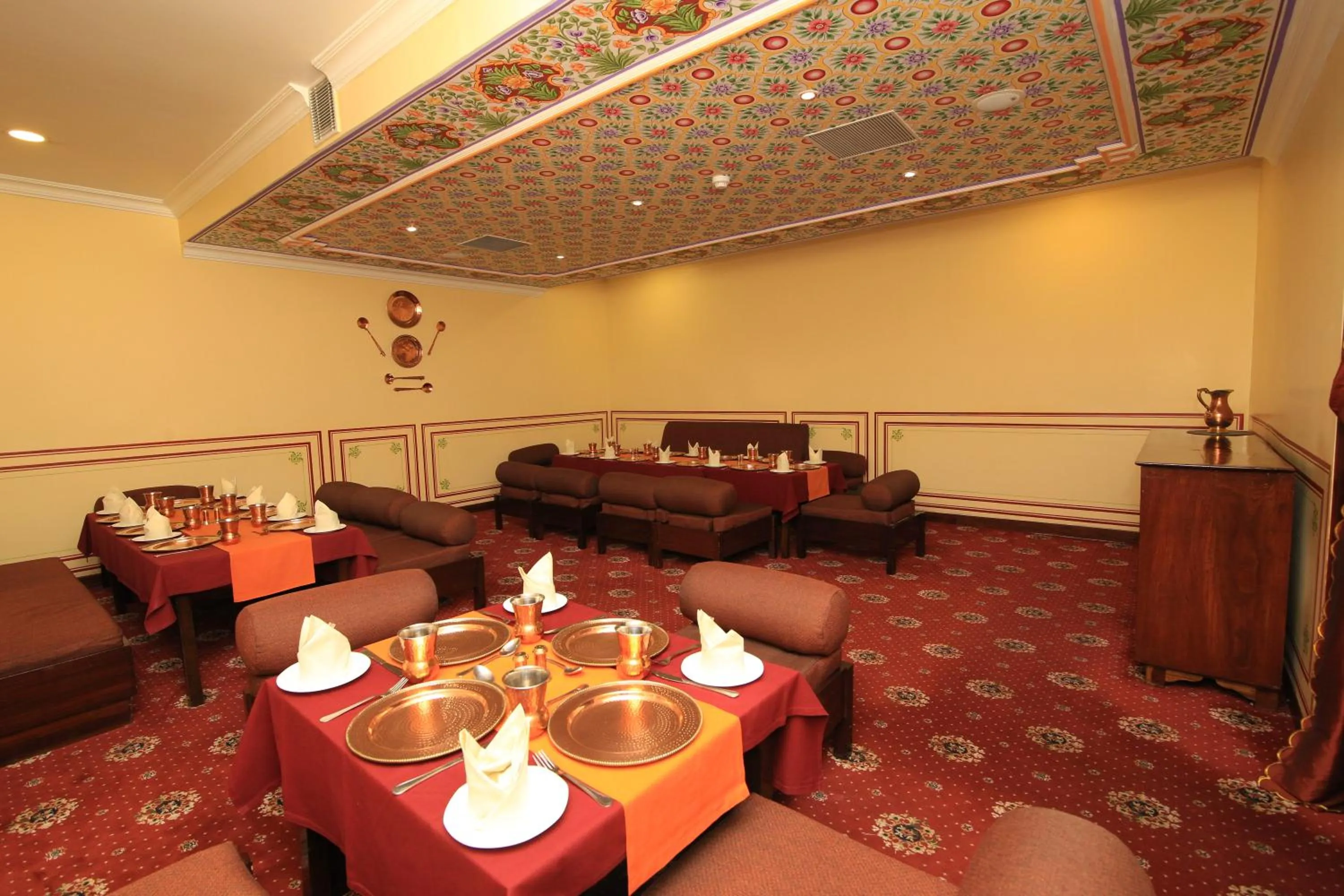 Restaurant/places to eat in Hotel Dynasty