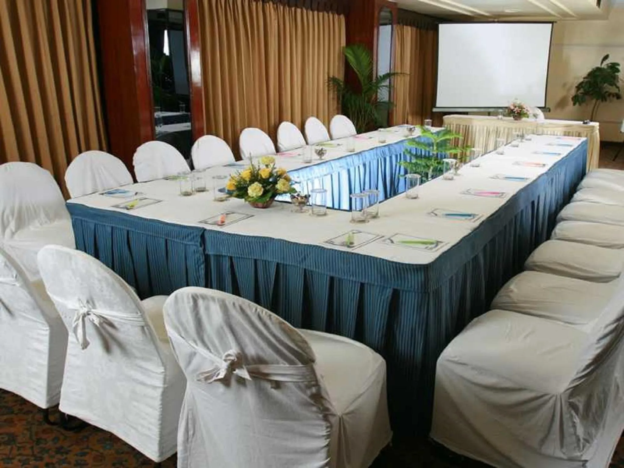 Business facilities in Hotel Dynasty