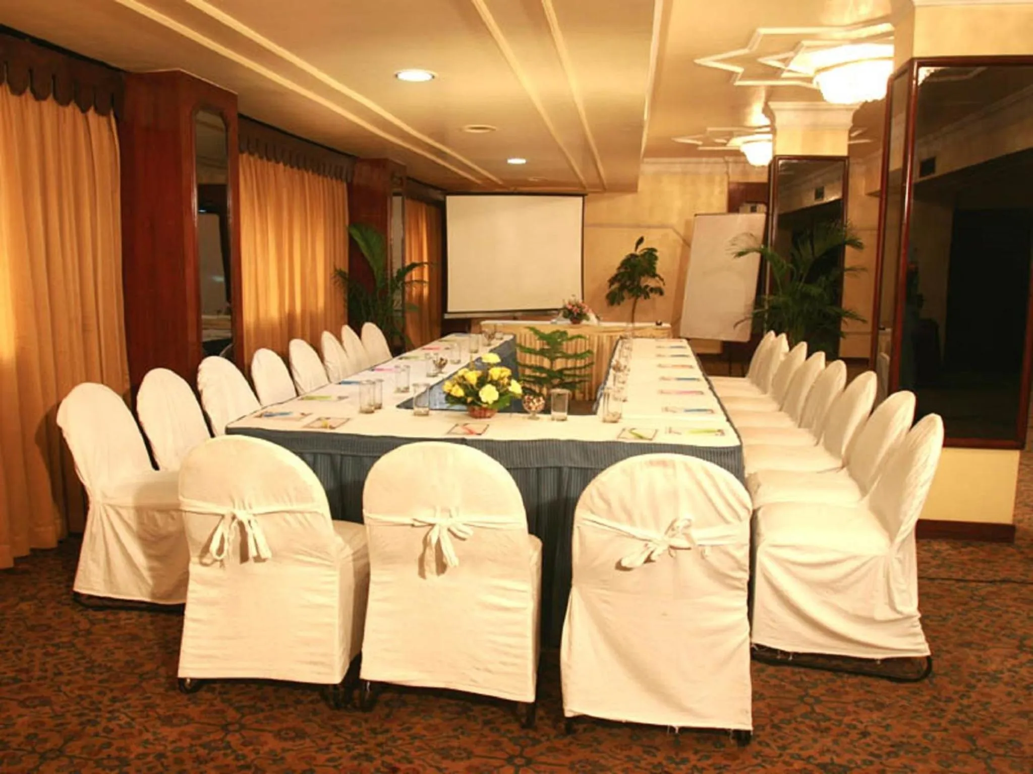 Business facilities in Hotel Dynasty