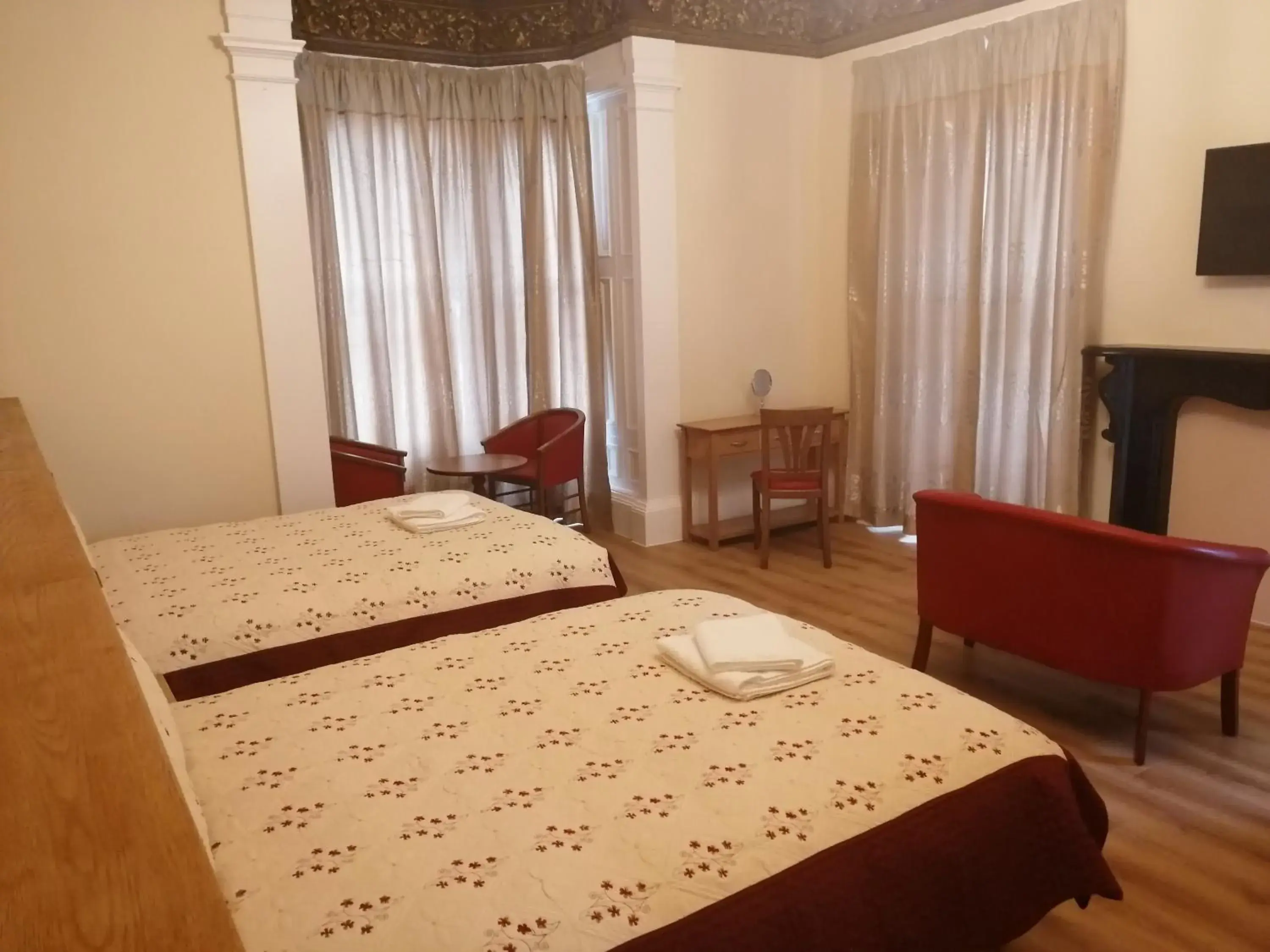 Deluxe Quadruple Room in Cumberland Hotel Deluxe Quadruple Room in Cumberland Hotel