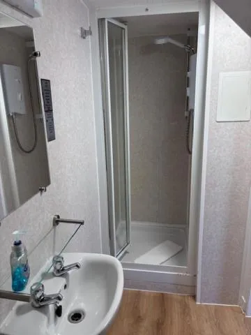 Shower in Cumberland Hotel