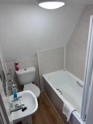 Shower in Cumberland Hotel