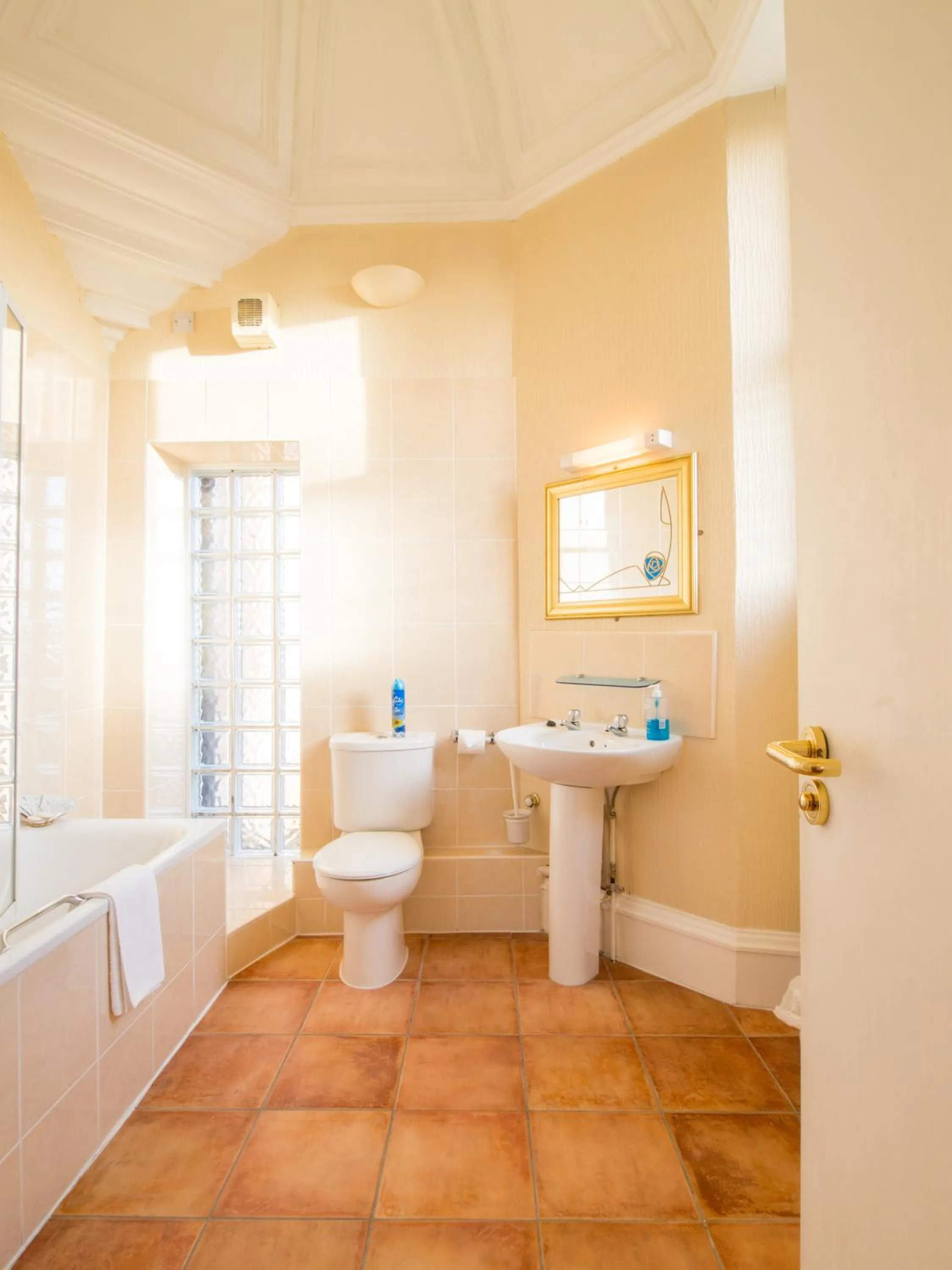 Bathroom in Cumberland Hotel