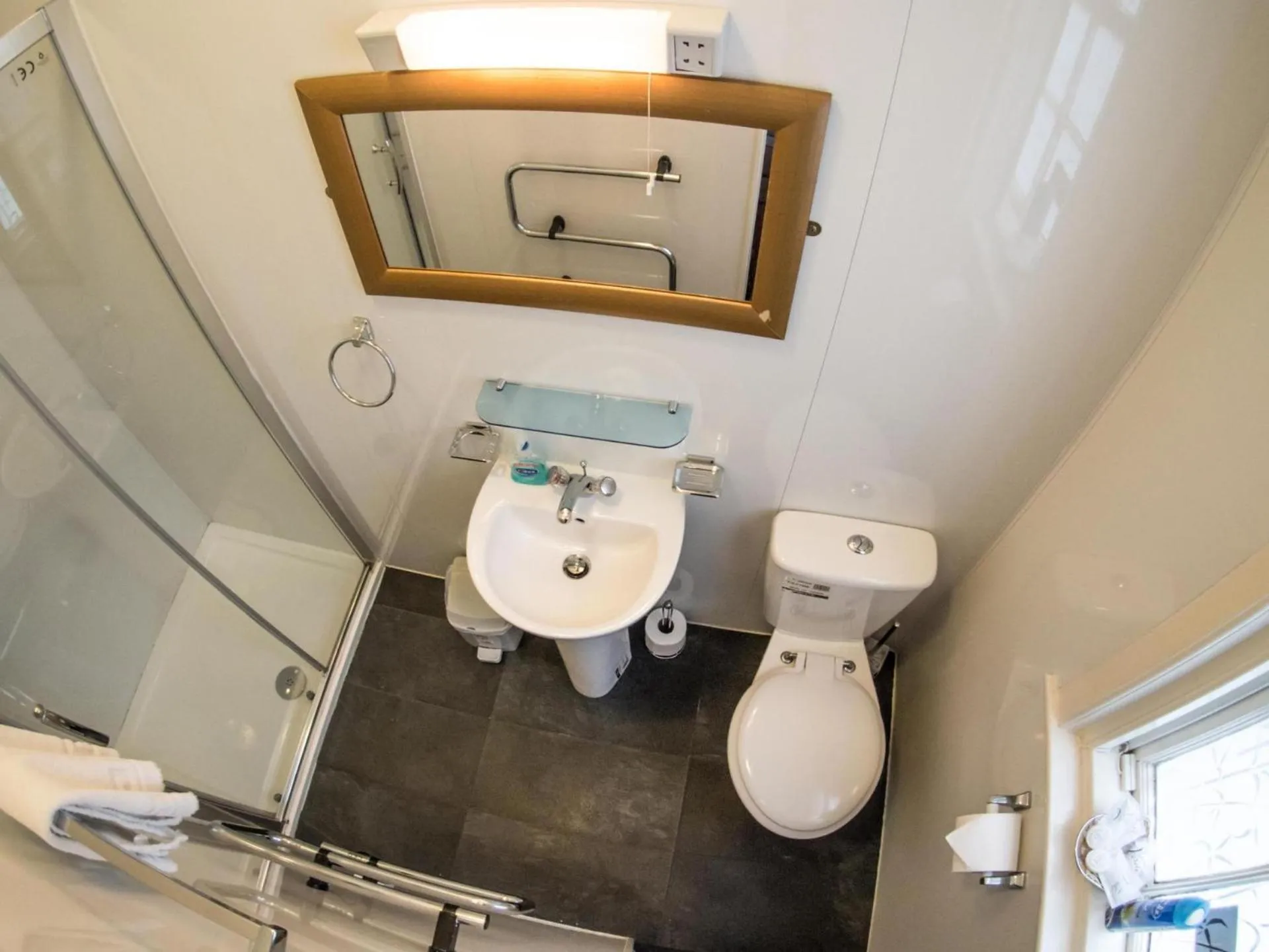 Bathroom in Cumberland Hotel