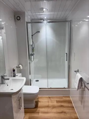 Shower in Cumberland Hotel