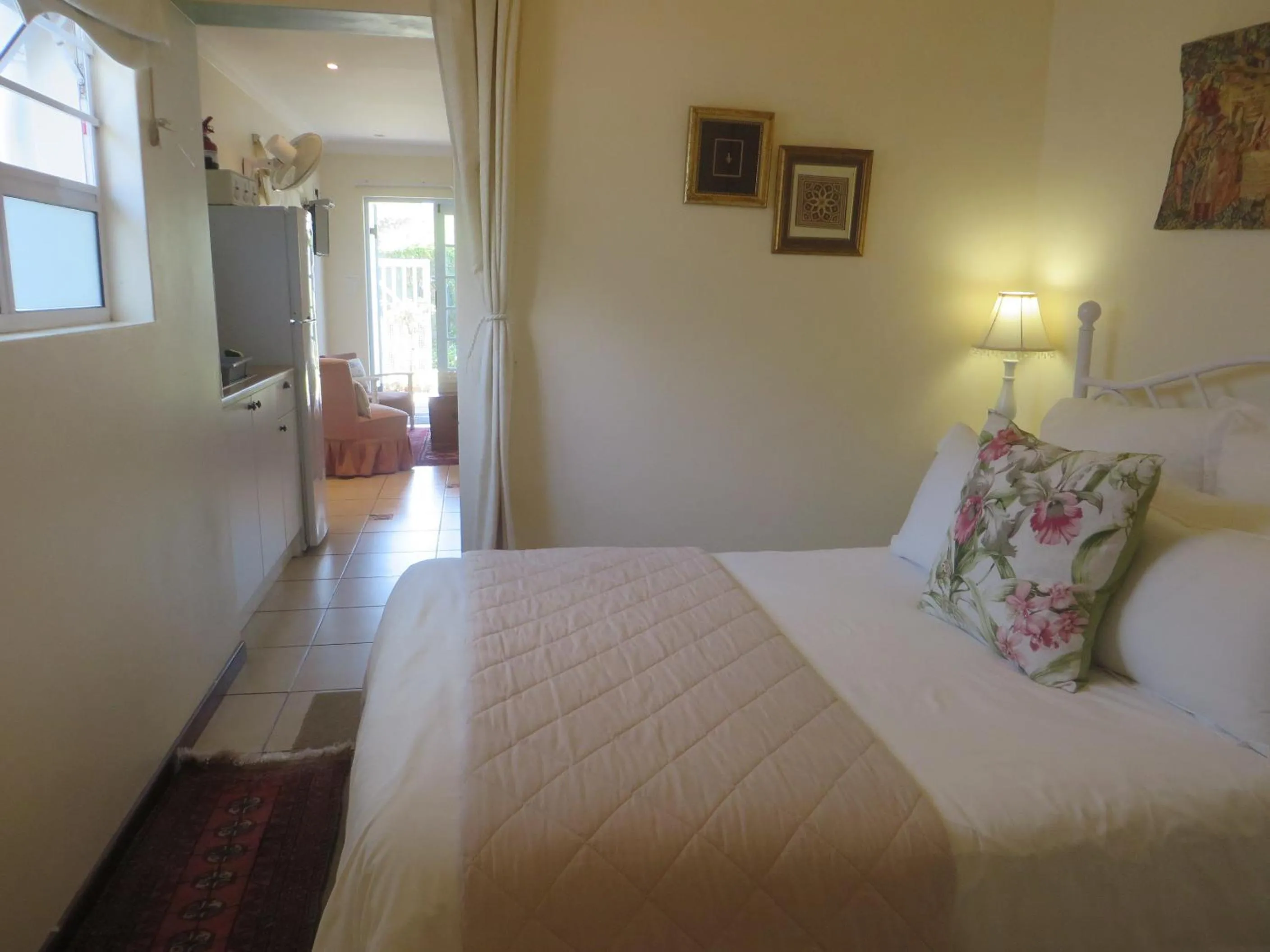 Kitchen or kitchenette, Bed in Rose and Ale Self Catering Units