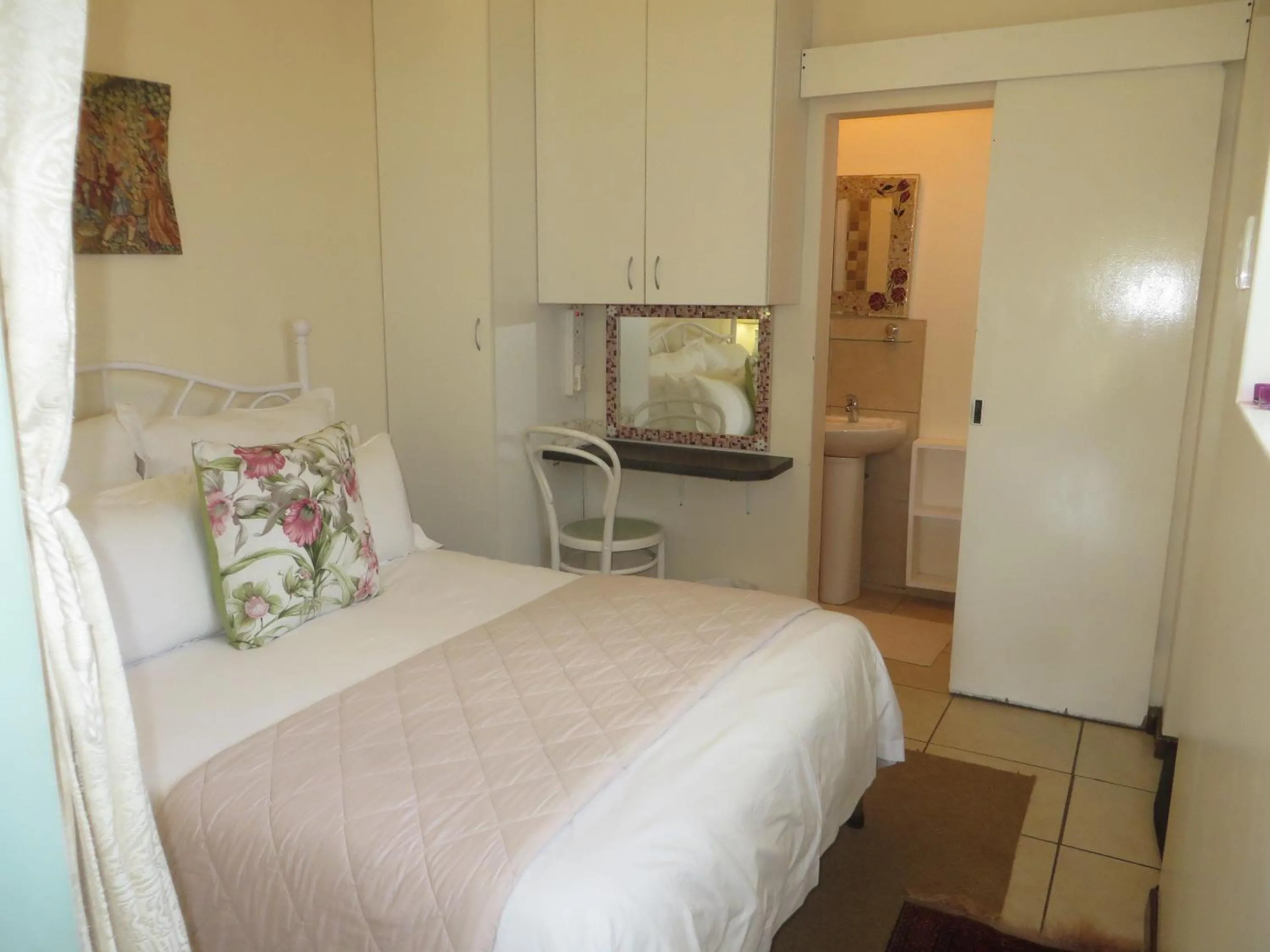 Shower, Bed in Rose and Ale Self Catering Units