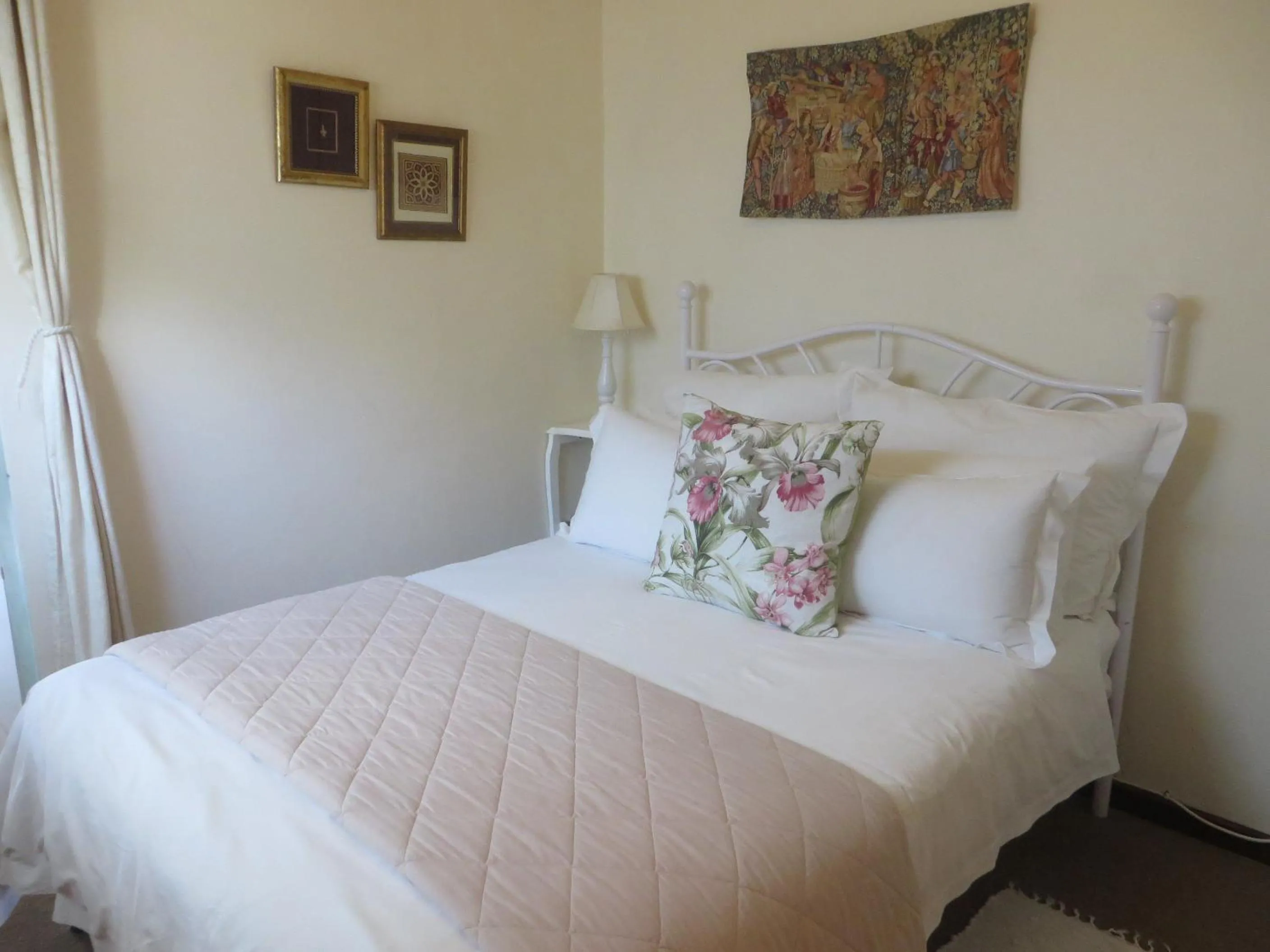 Bed in Rose and Ale Self Catering Units