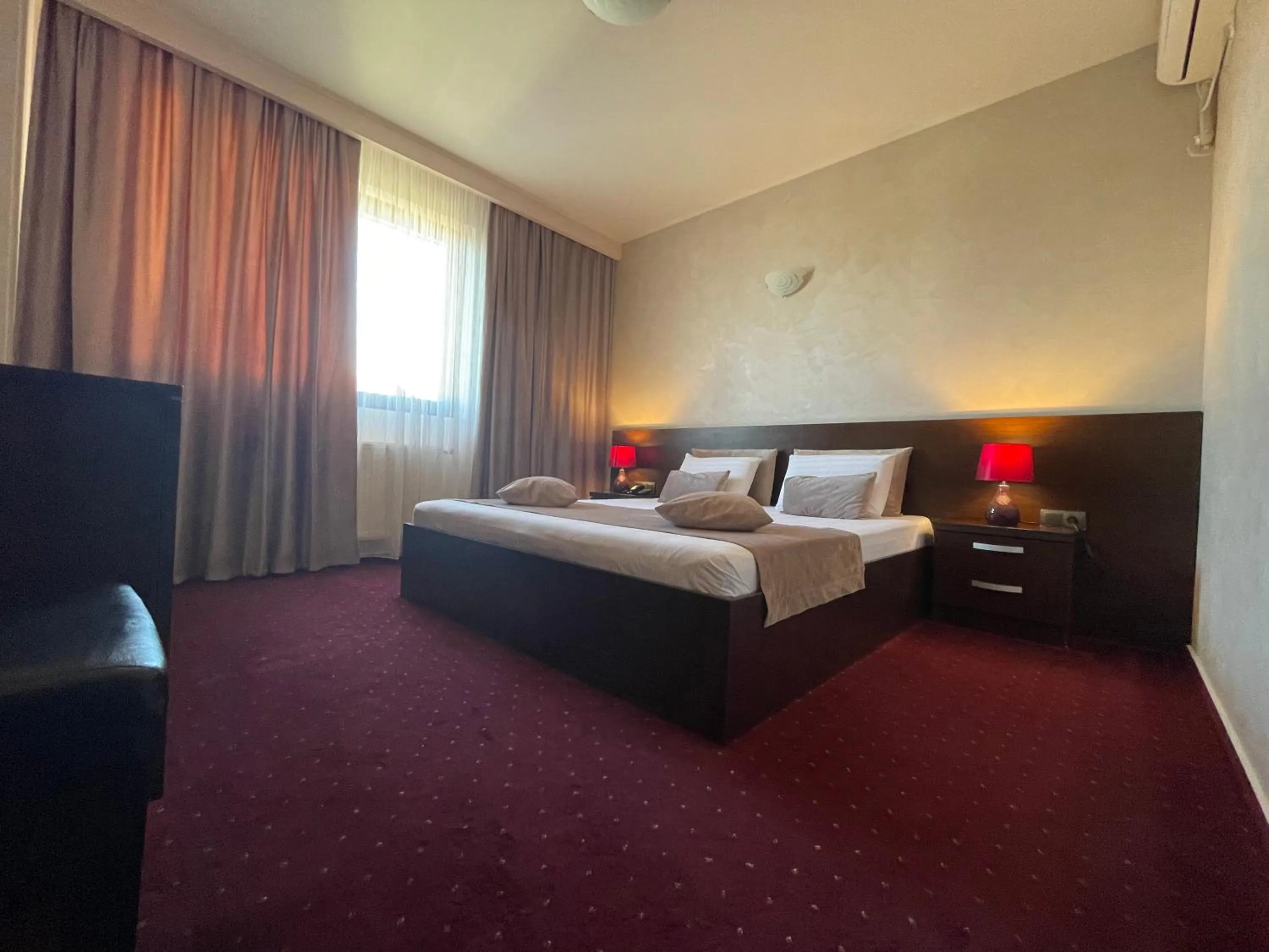 Shower, Bed in Hotel Athos