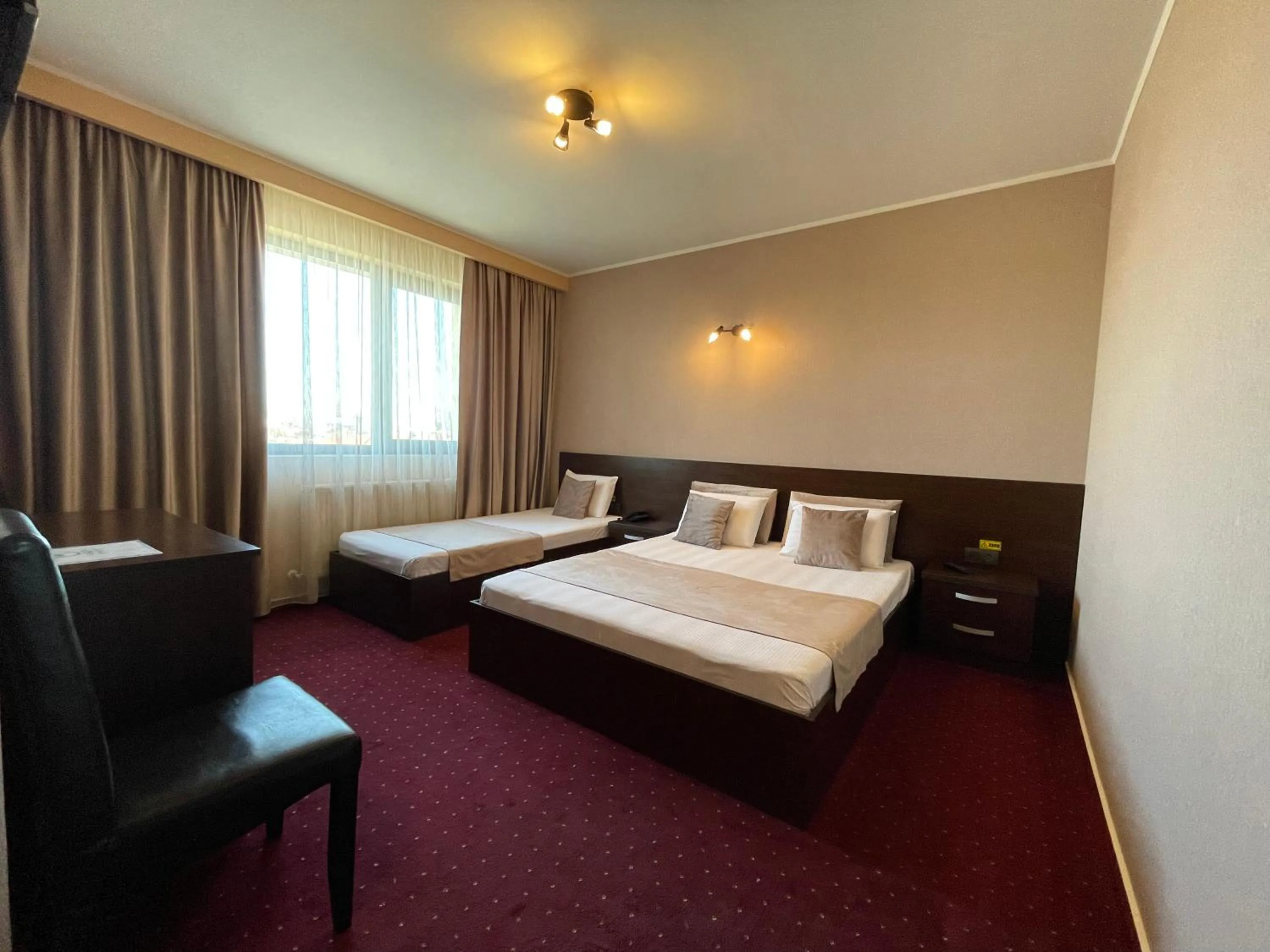 Shower, Bed in Hotel Athos