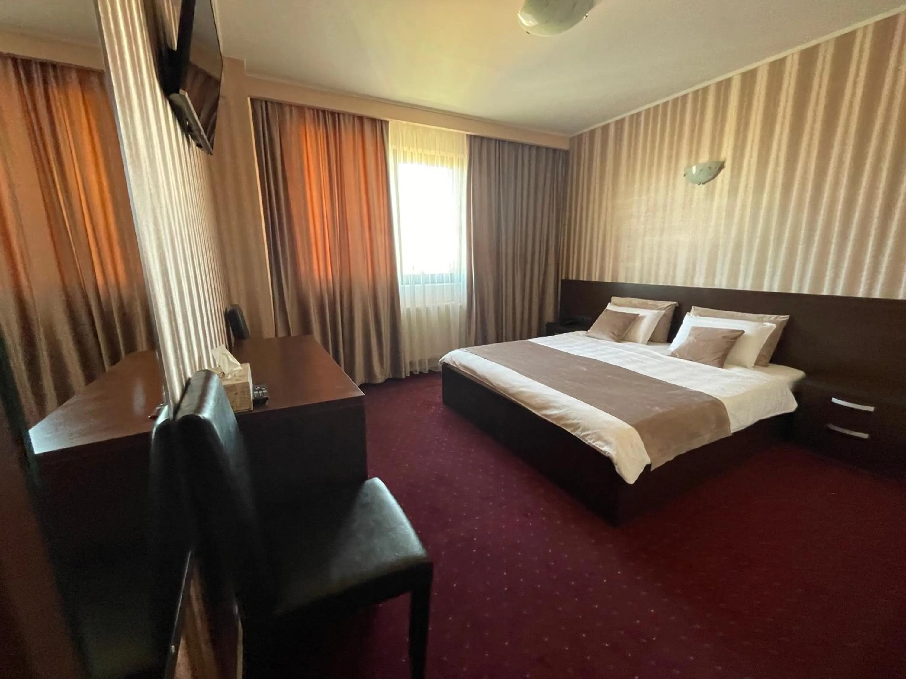 Shower, Bed in Hotel Athos