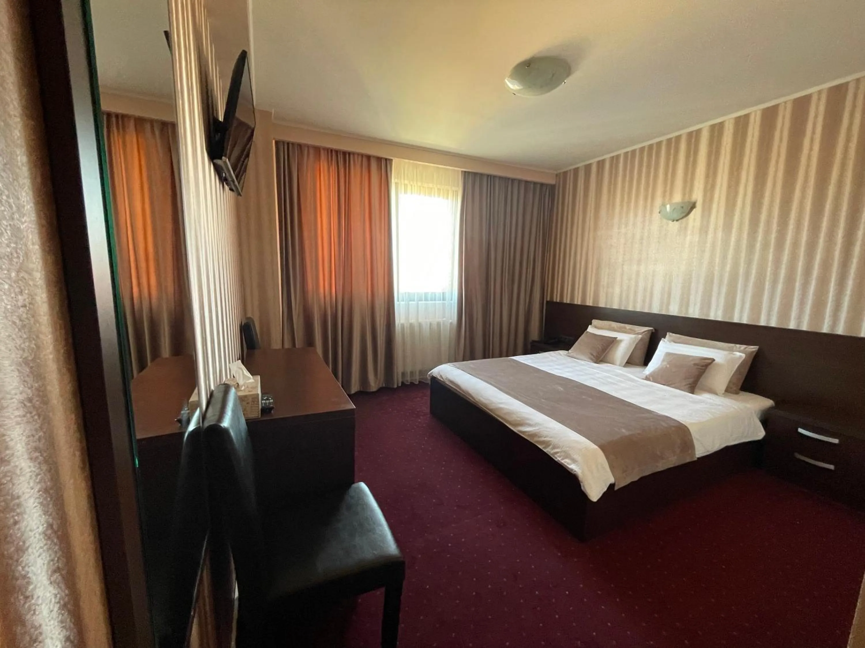 Shower, Bed in Hotel Athos