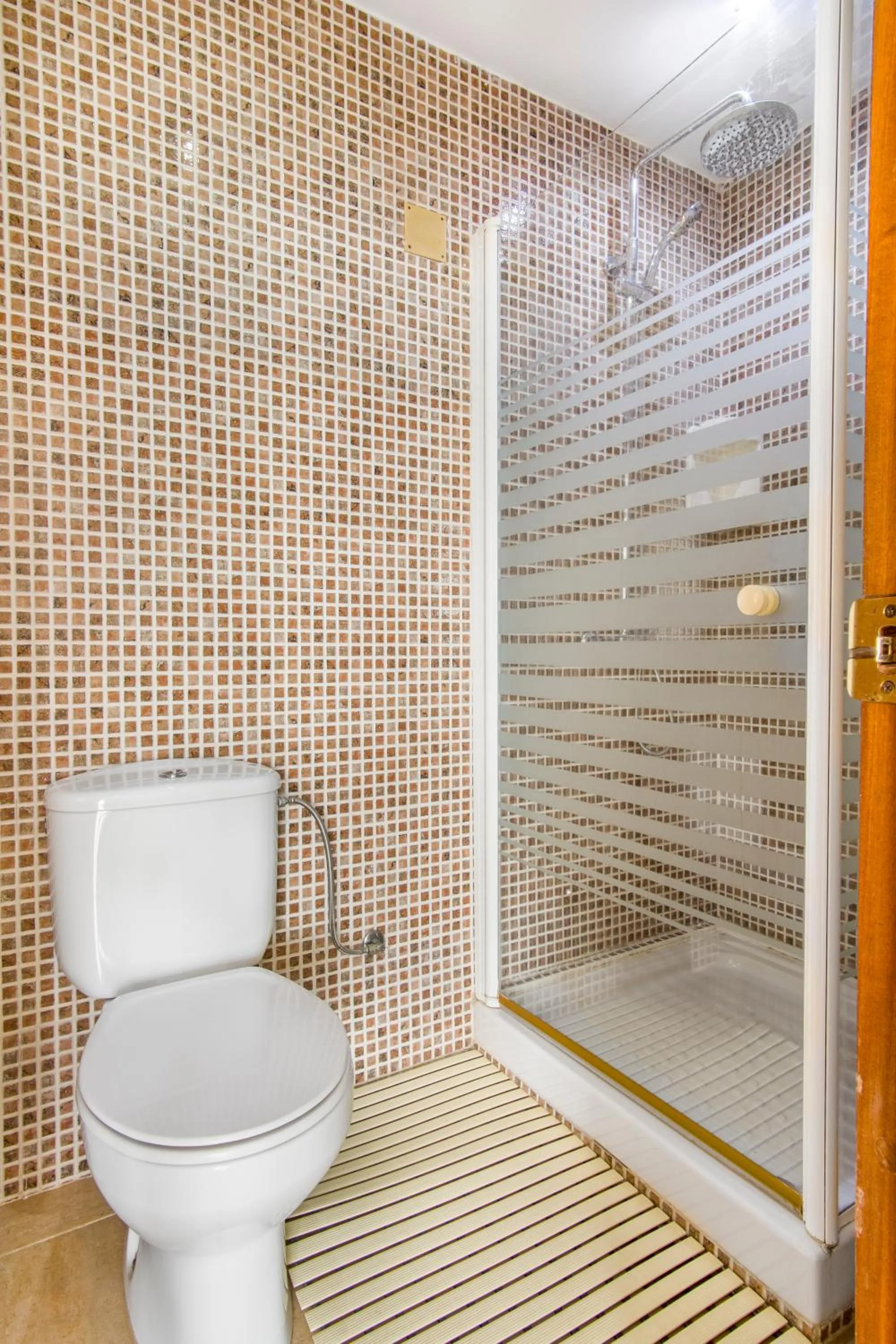 Shower in Duquesa Harbour Club Aparthotel