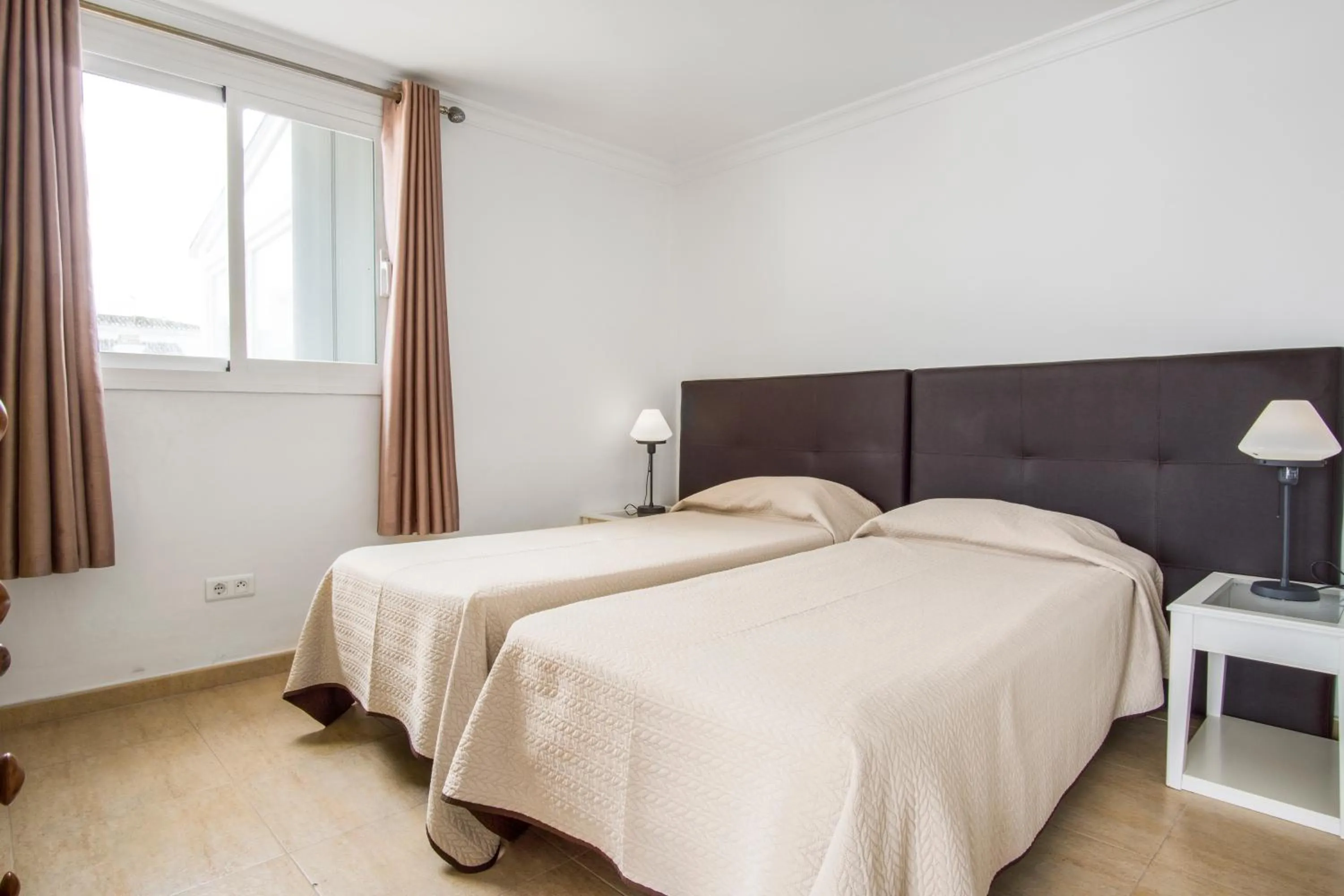 Bed in Duquesa Harbour Club Aparthotel