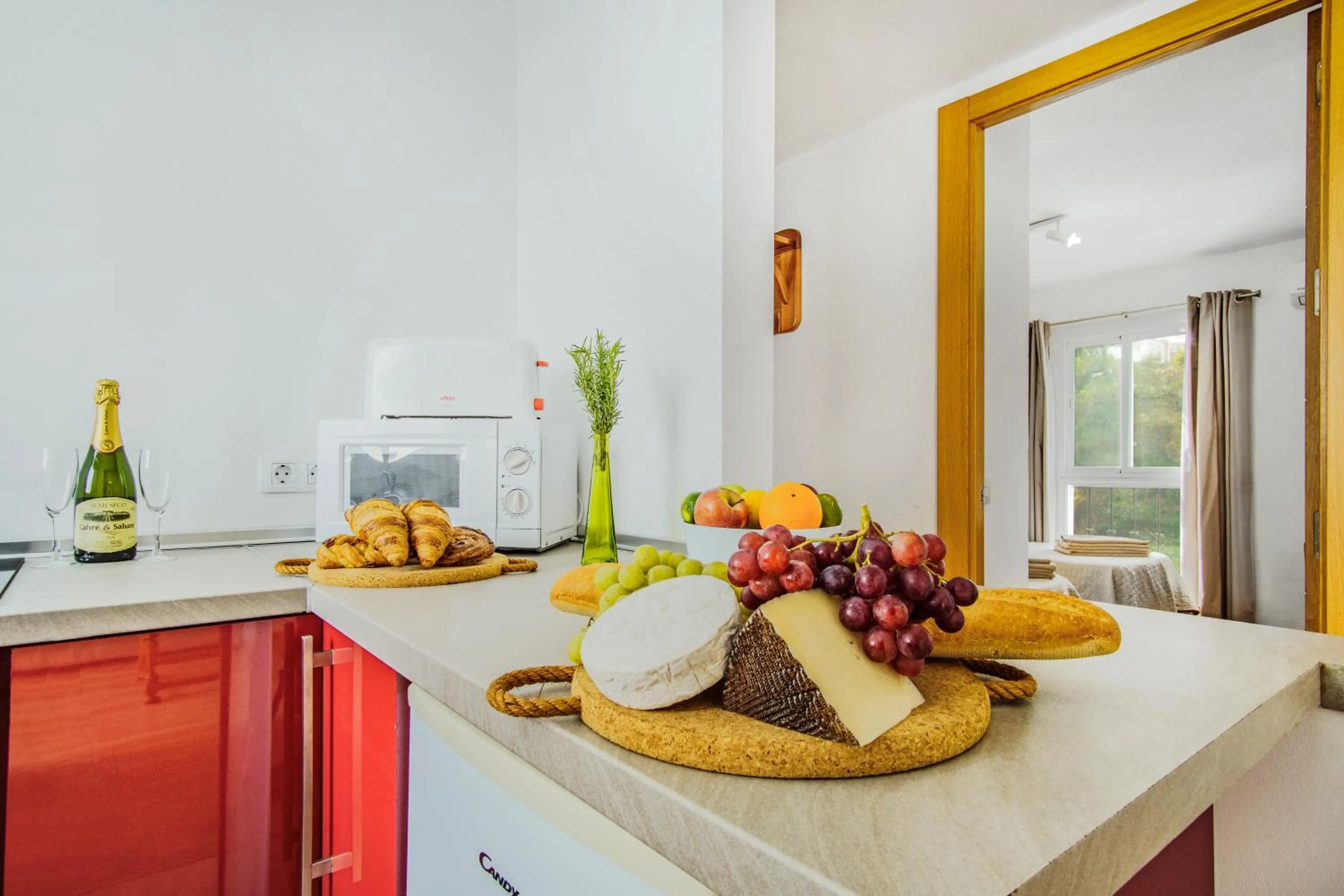 Food and drinks in Duquesa Harbour Club Aparthotel