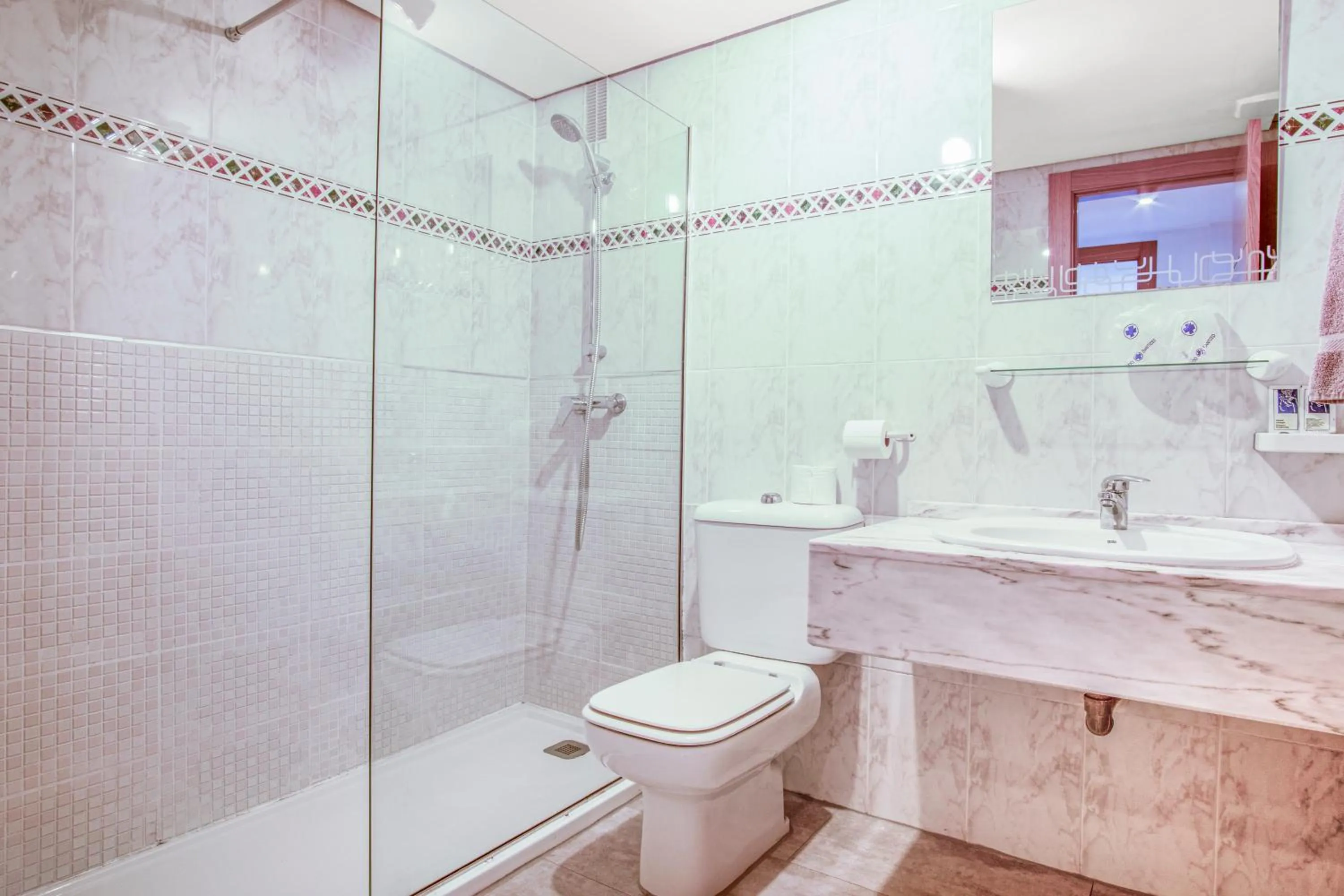 Shower in Duquesa Harbour Club Aparthotel