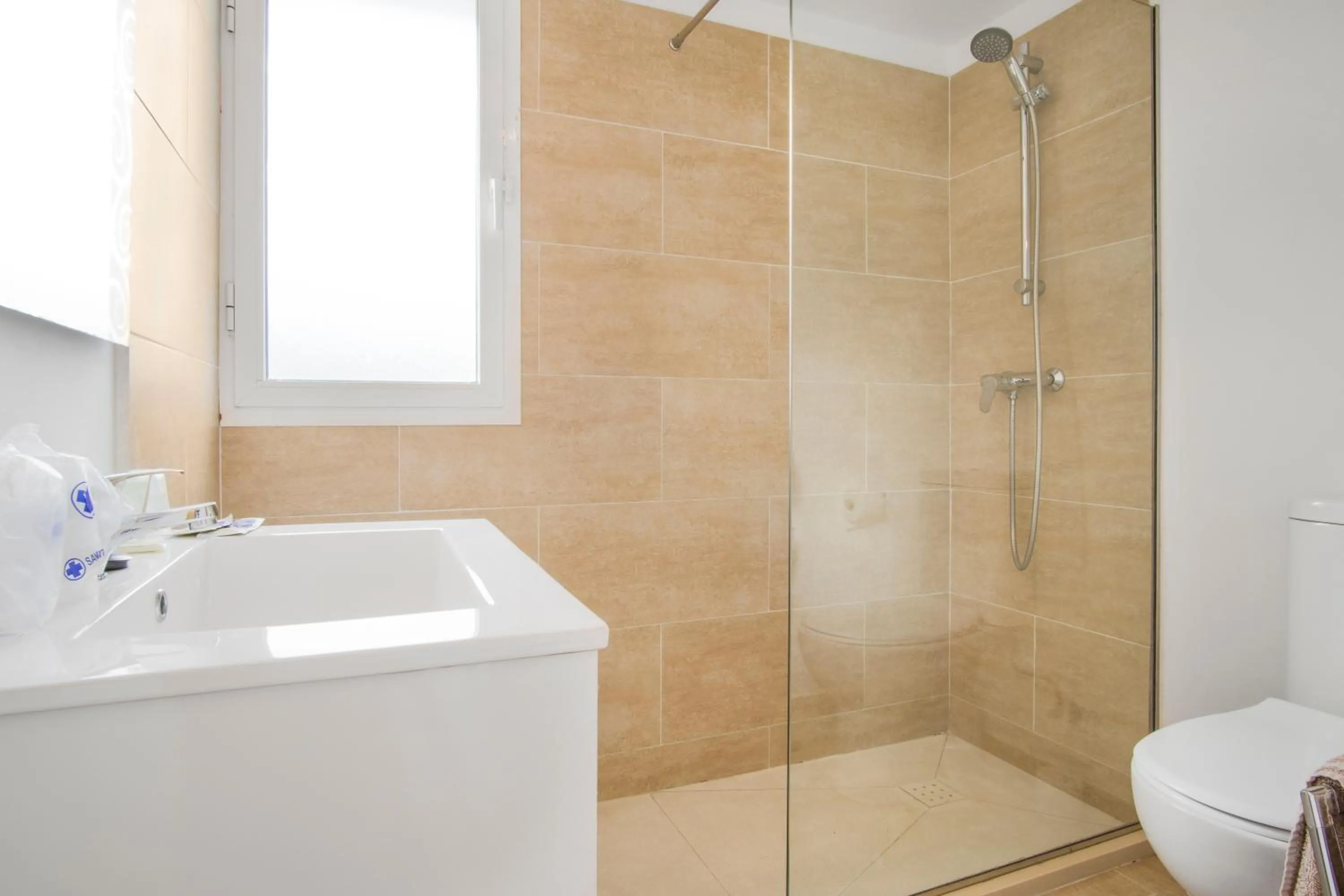 Shower in Duquesa Harbour Club Aparthotel