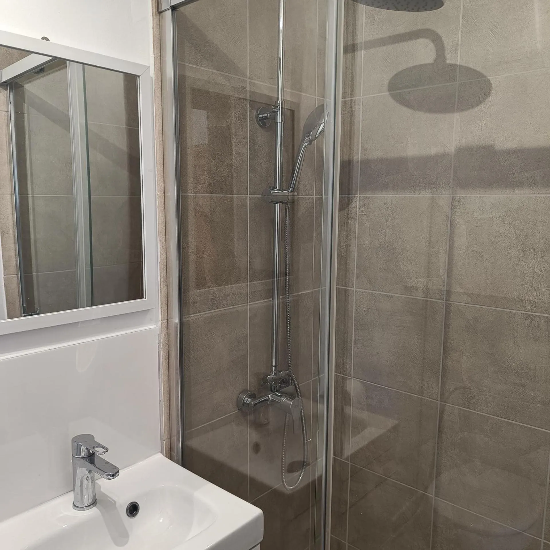 Shower in Duquesa Harbour Club Aparthotel