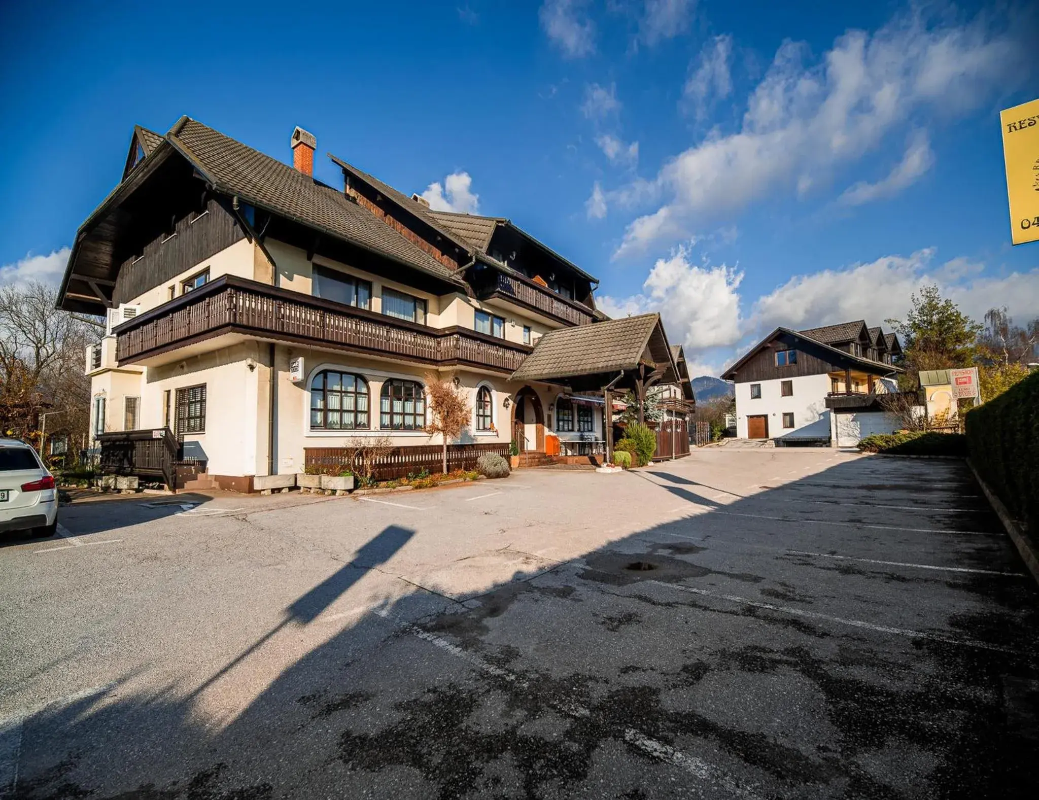 Twin Room with Balcony - single occupancy in Guesthouse Leski Dvor Twin Room with Balcony - single occupancy in Guesthouse Leski Dvor