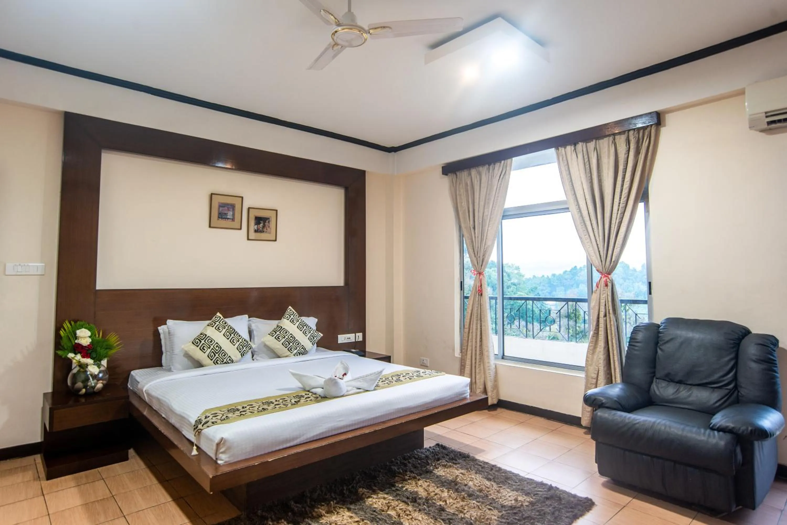 View (from property/room), Bed in Polo Tura Hotel