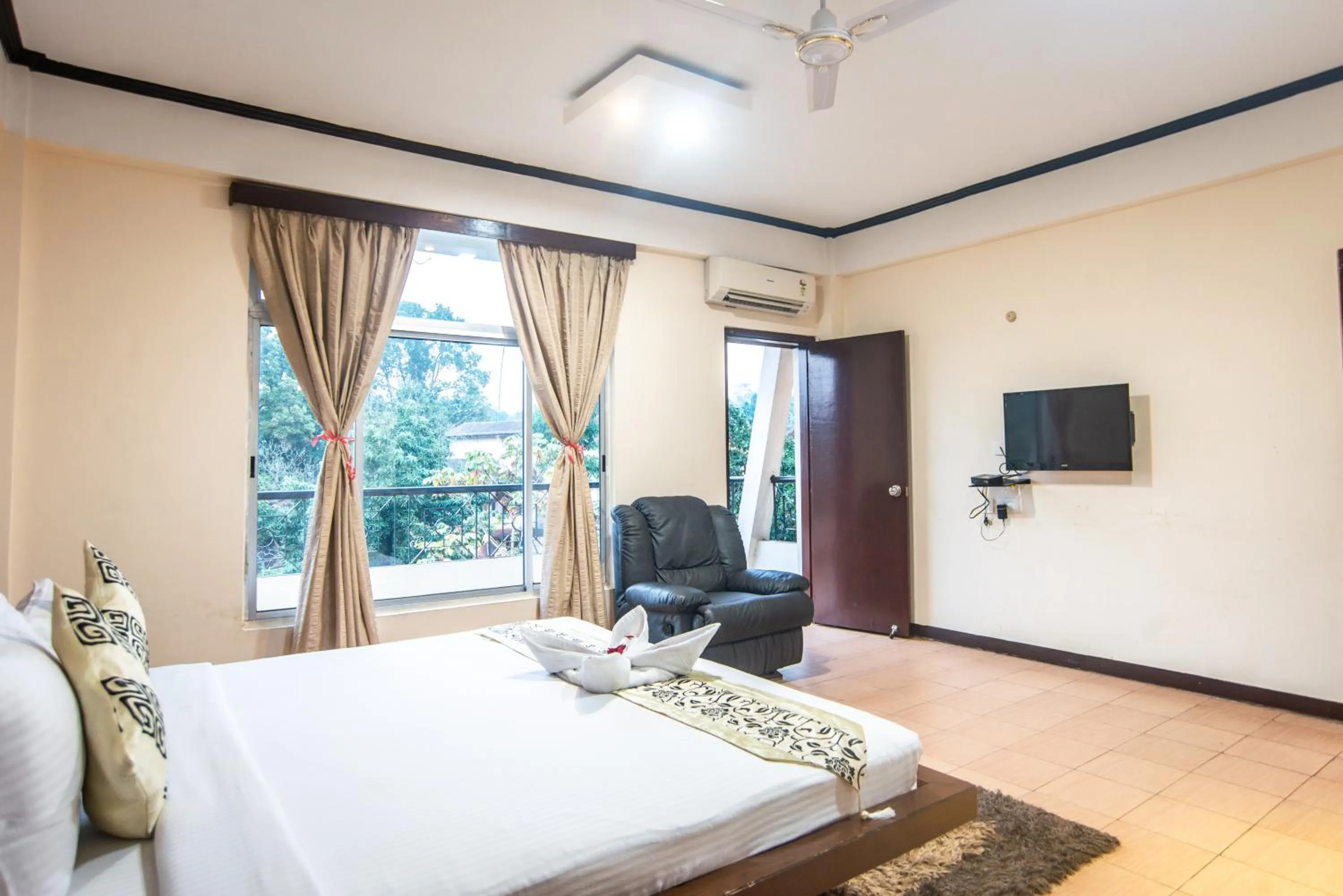 Balcony/Terrace, Bed in Polo Tura Hotel