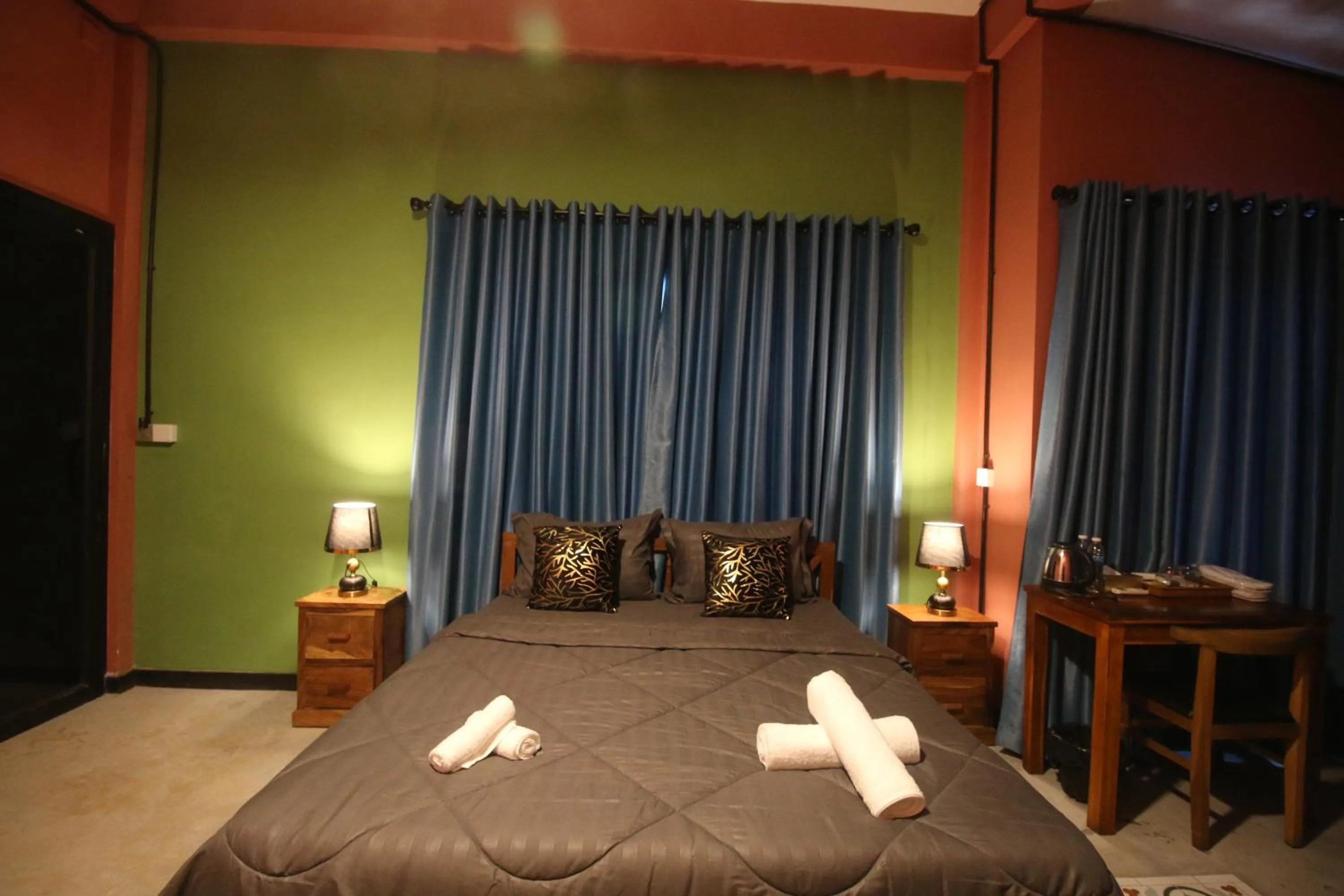 Photo of the whole room, Bed in Bat Chum Villa