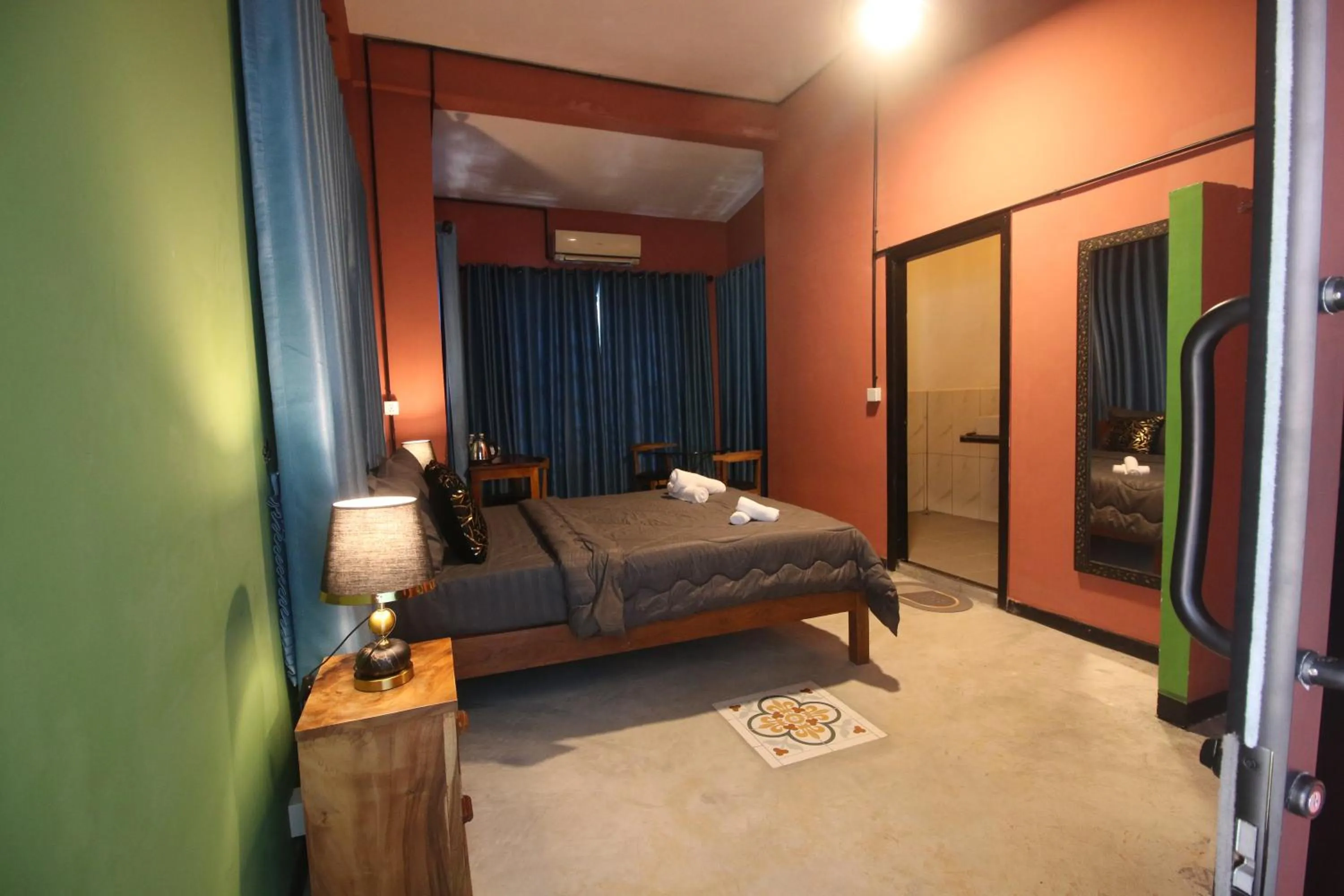 Photo of the whole room, Bed in Bat Chum Villa