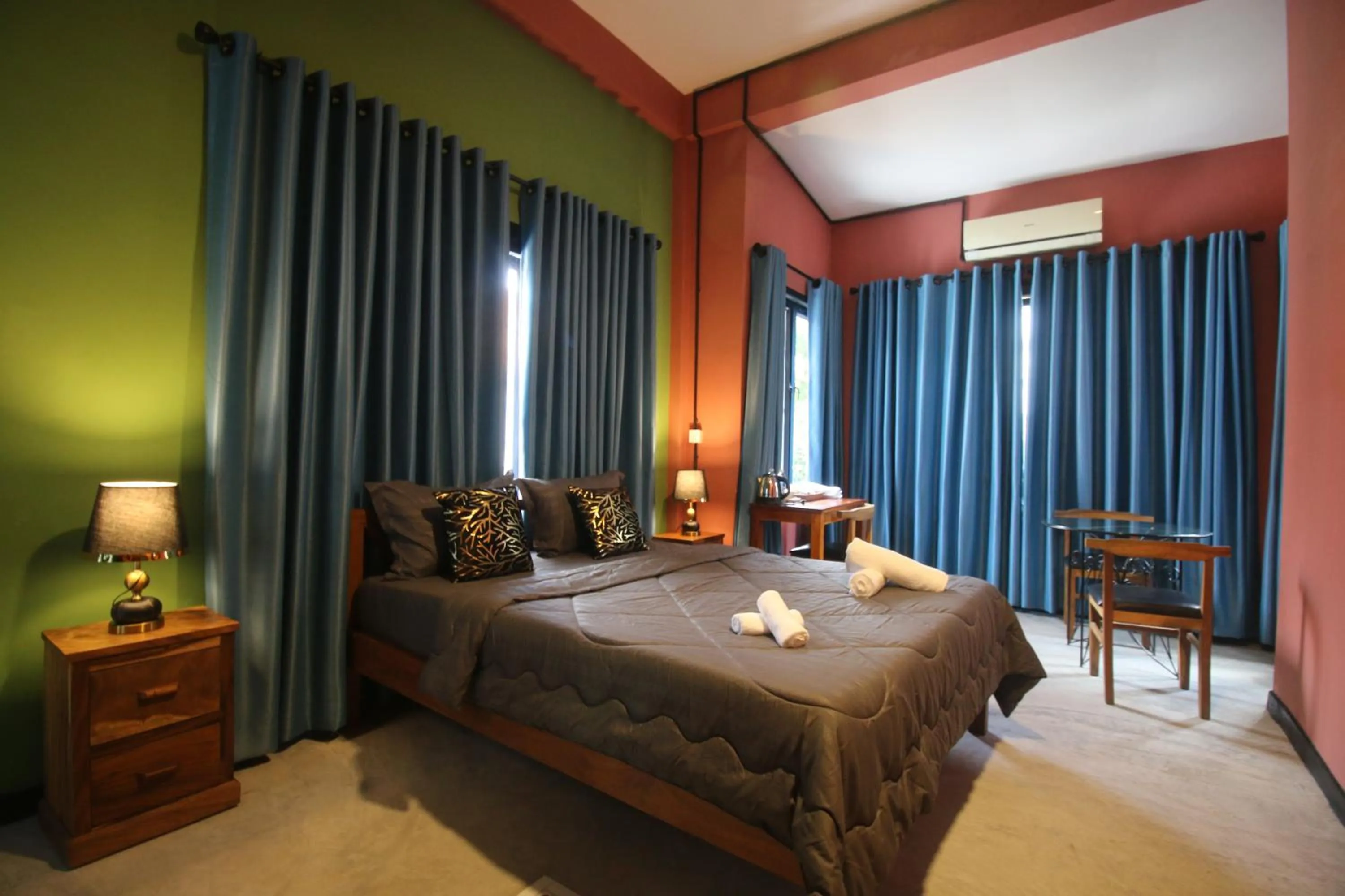 Photo of the whole room, Bed in Bat Chum Villa