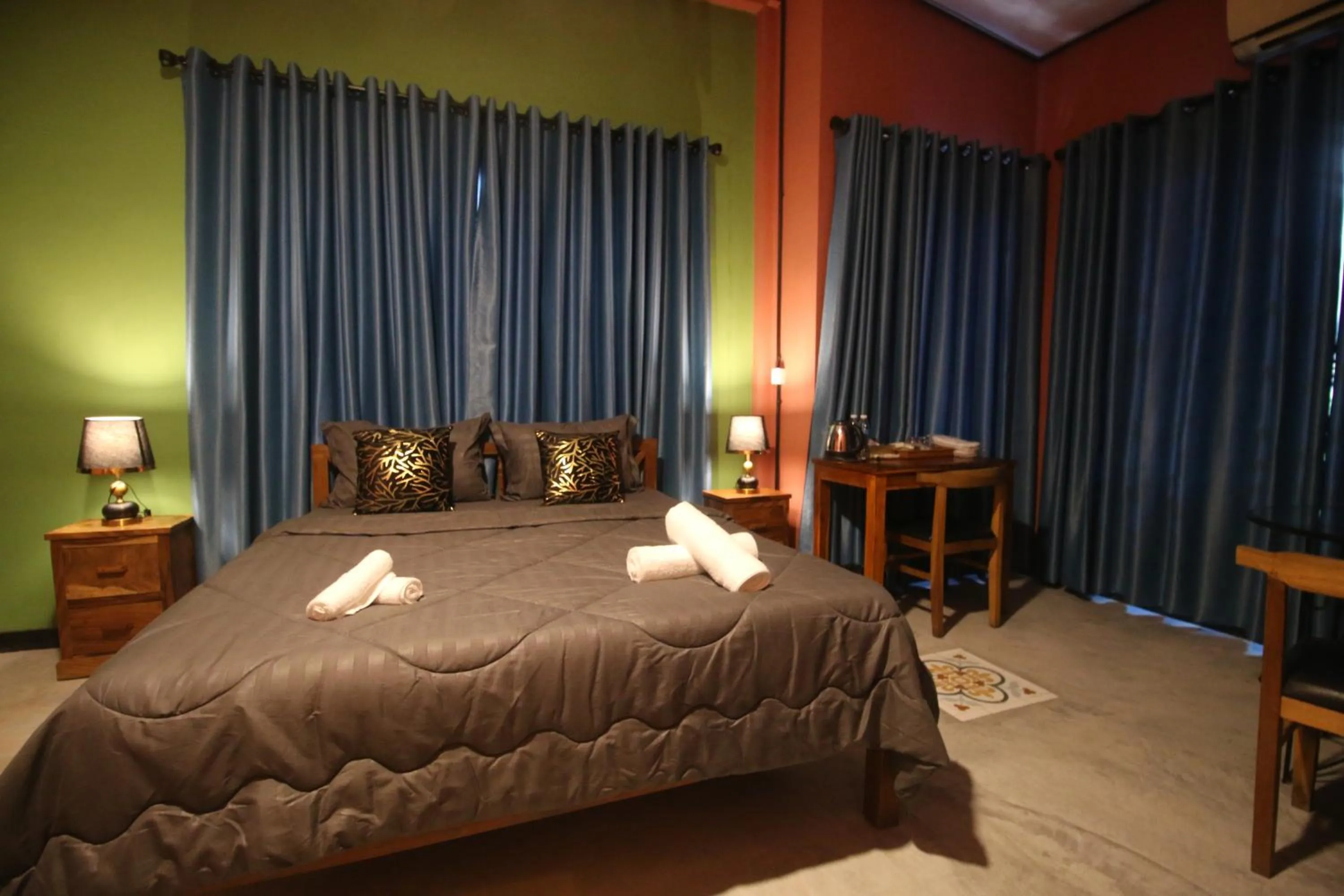 Photo of the whole room, Bed in Bat Chum Villa