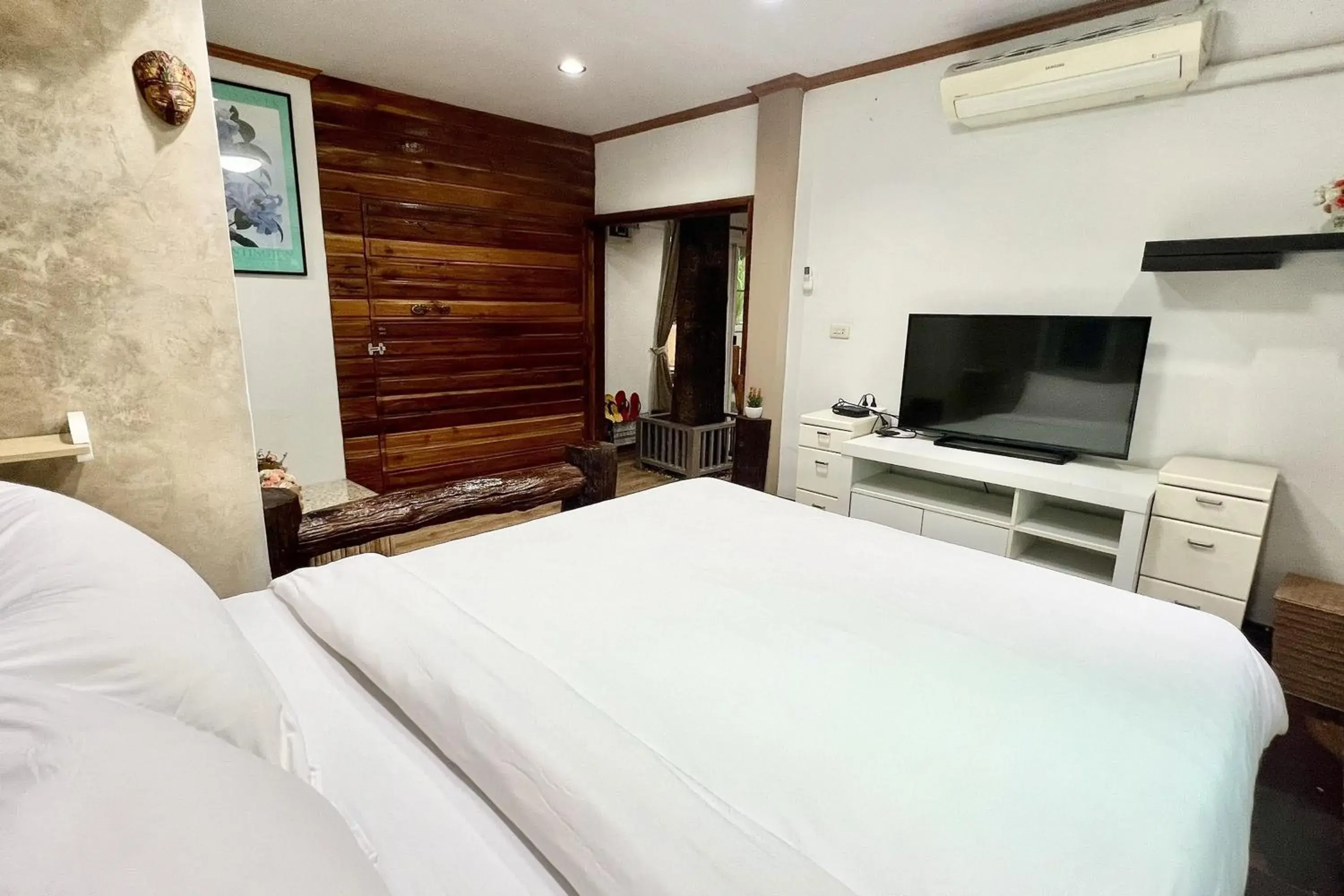 TV and multimedia, Bed in The Cascade - Mae Taeng Waterfall Bungalows TV and multimedia, Bed in The Cascade - Mae Taeng Waterfall Bungalows