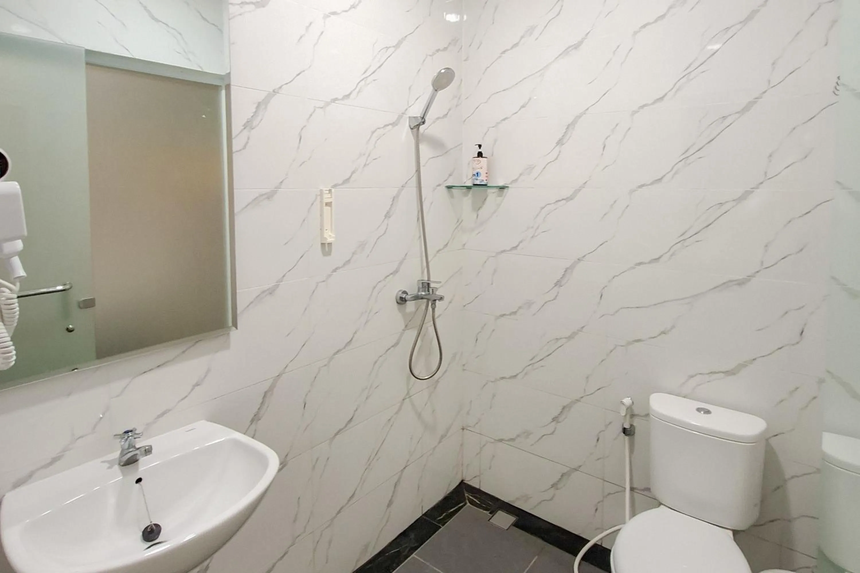 Bathroom in RedDoorz Plus Syariah at Lotus Residence