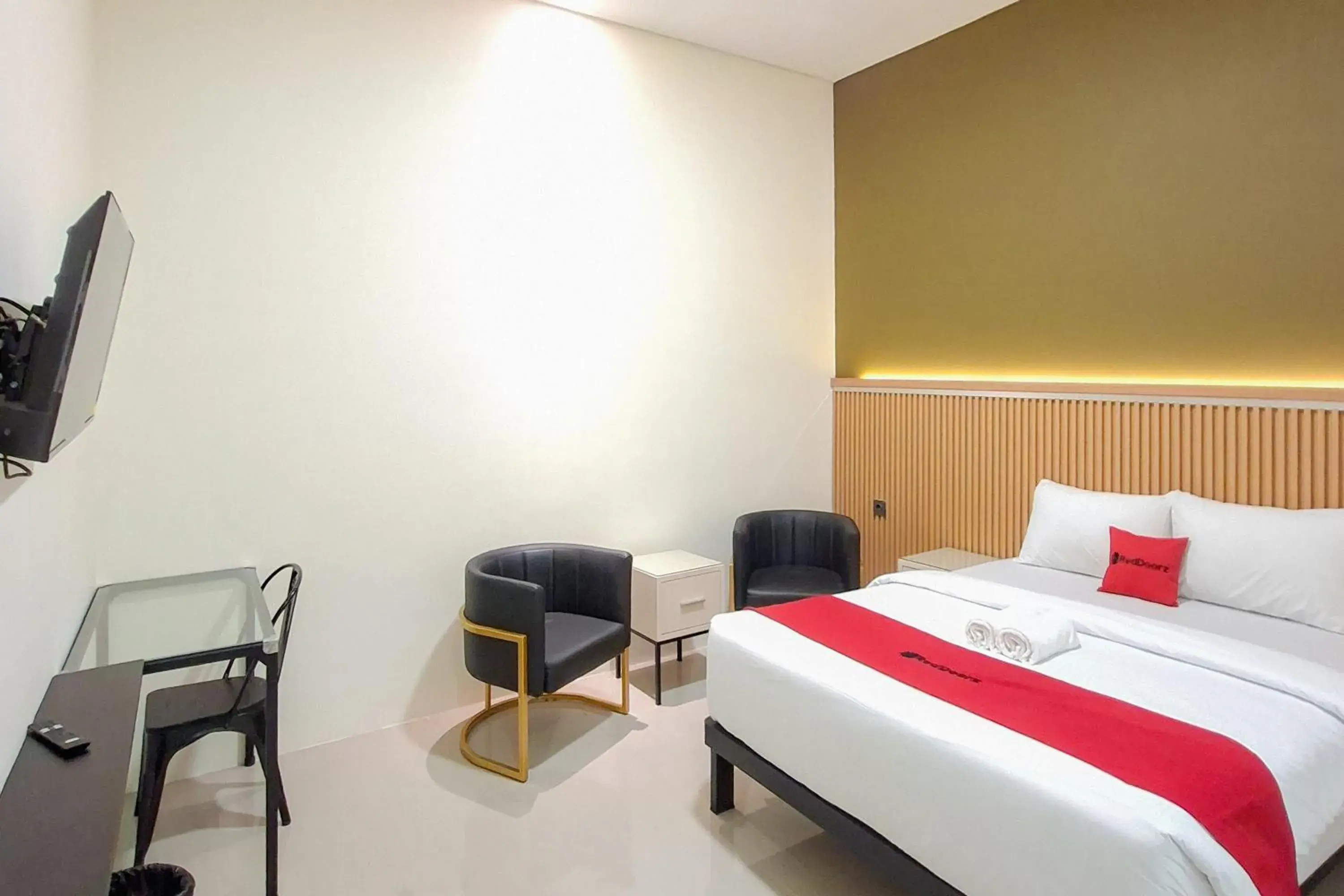 Bedroom, Bed in RedDoorz Plus Syariah at Lotus Residence Bedroom, Bed in RedDoorz Plus Syariah at Lotus Residence