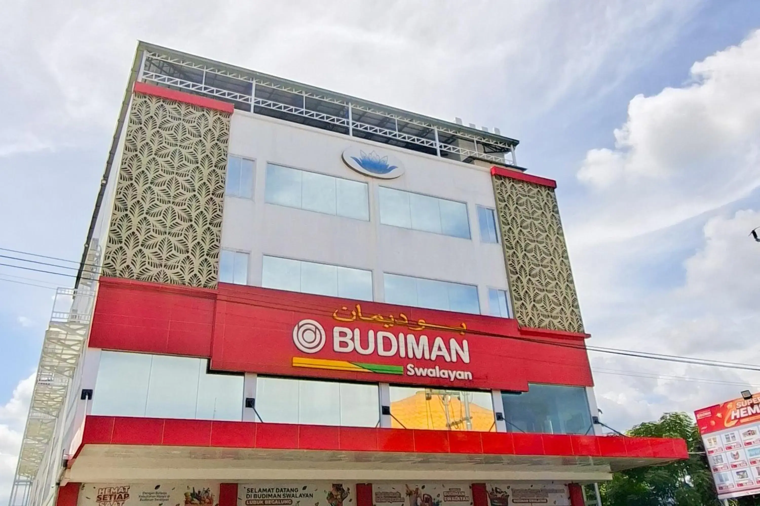 Facade/entrance in RedDoorz Plus Syariah at Lotus Residence Facade/entrance in RedDoorz Plus Syariah at Lotus Residence