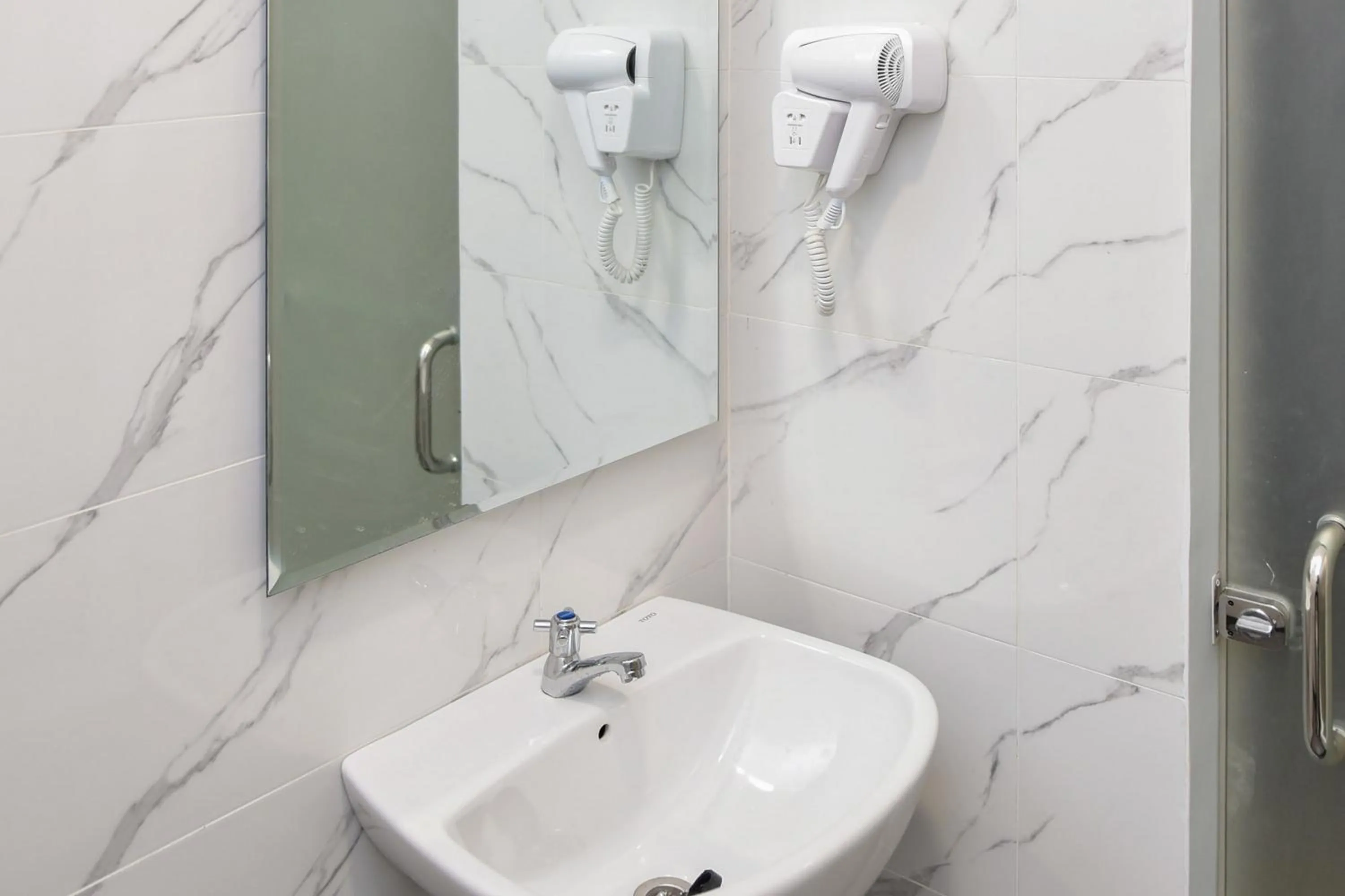 Bathroom in RedDoorz Plus Syariah at Lotus Residence