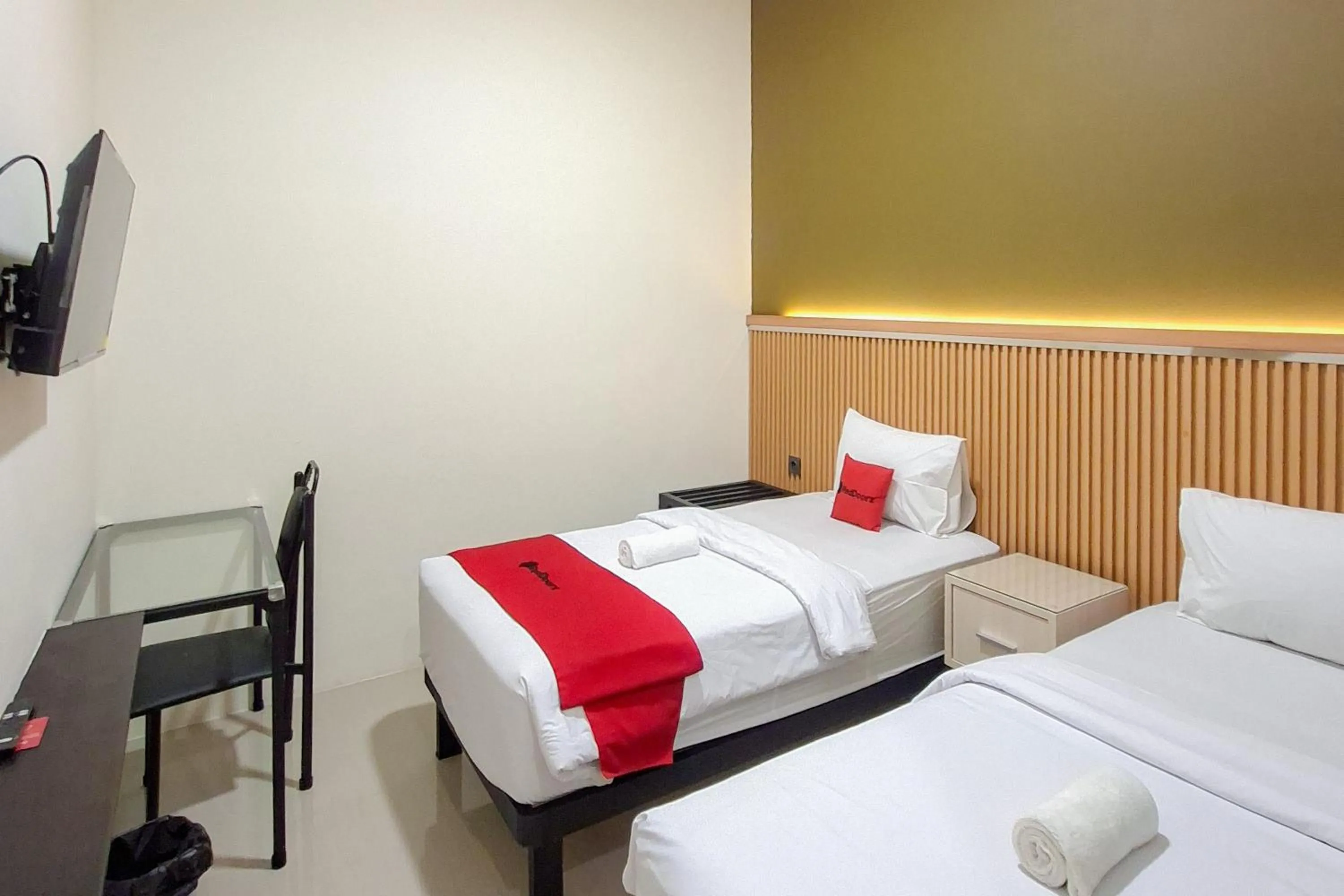 Bedroom, Bed in RedDoorz Plus Syariah at Lotus Residence