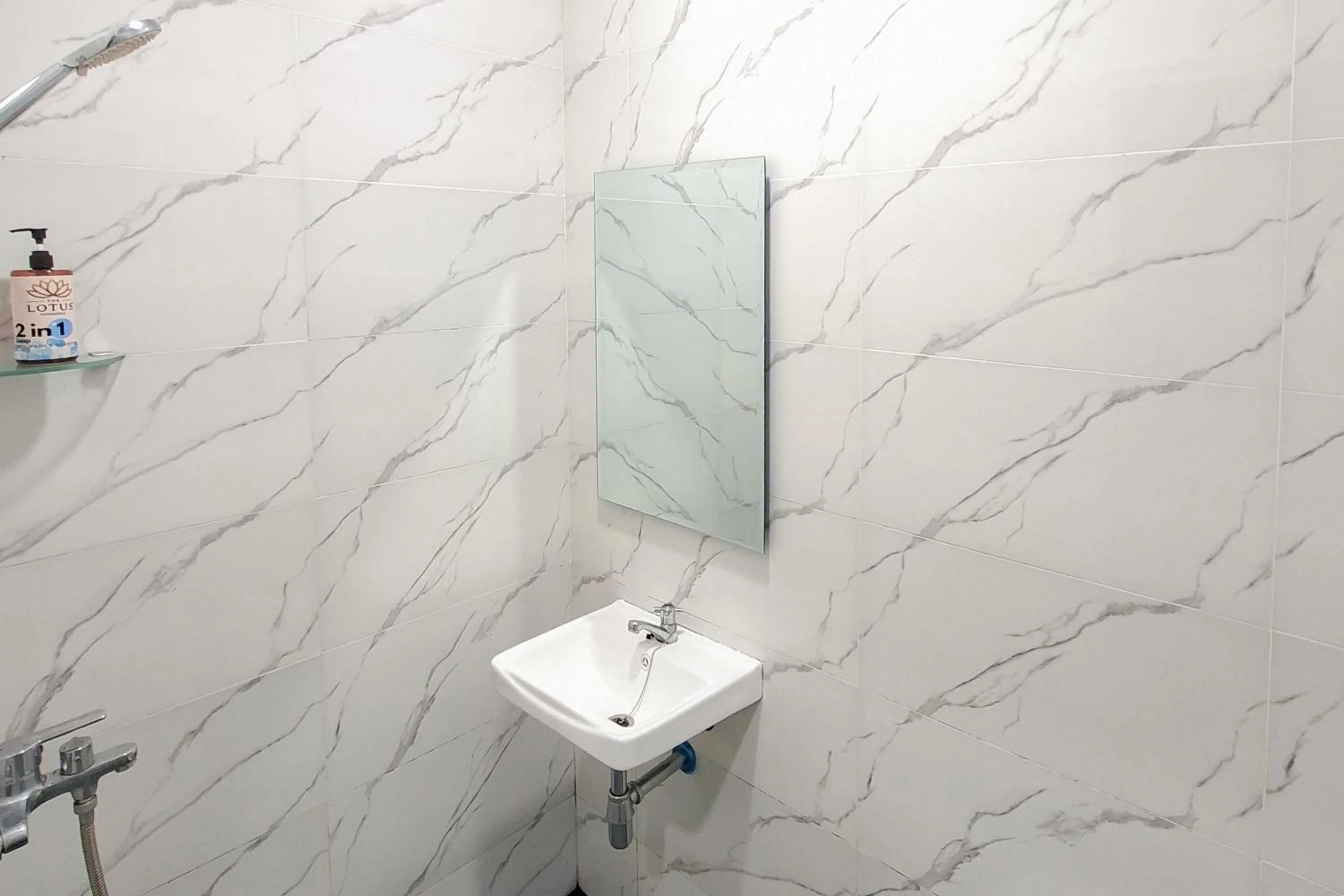 Bathroom in RedDoorz Plus Syariah at Lotus Residence