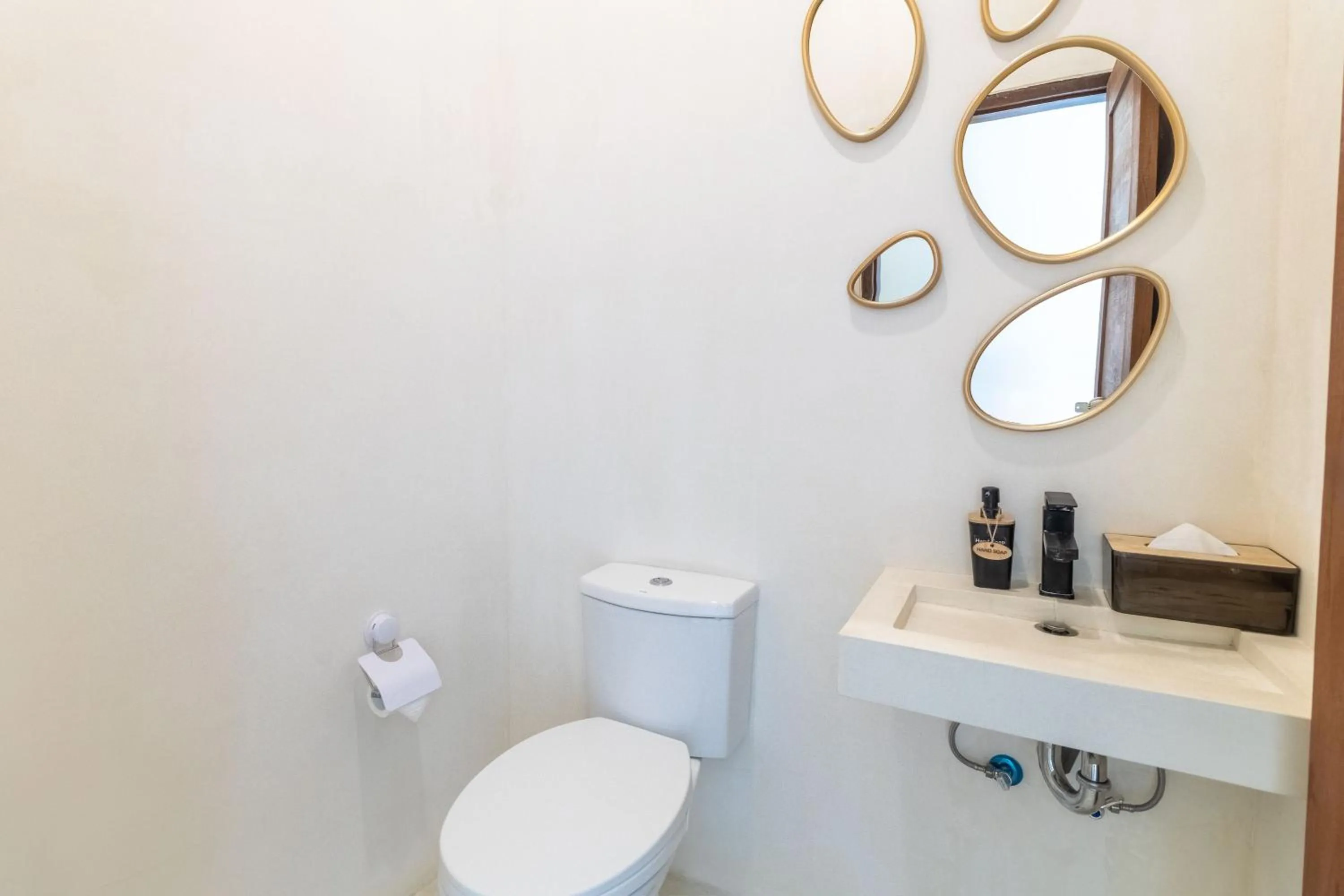 Toilet in Villa Joba by Pertama Management