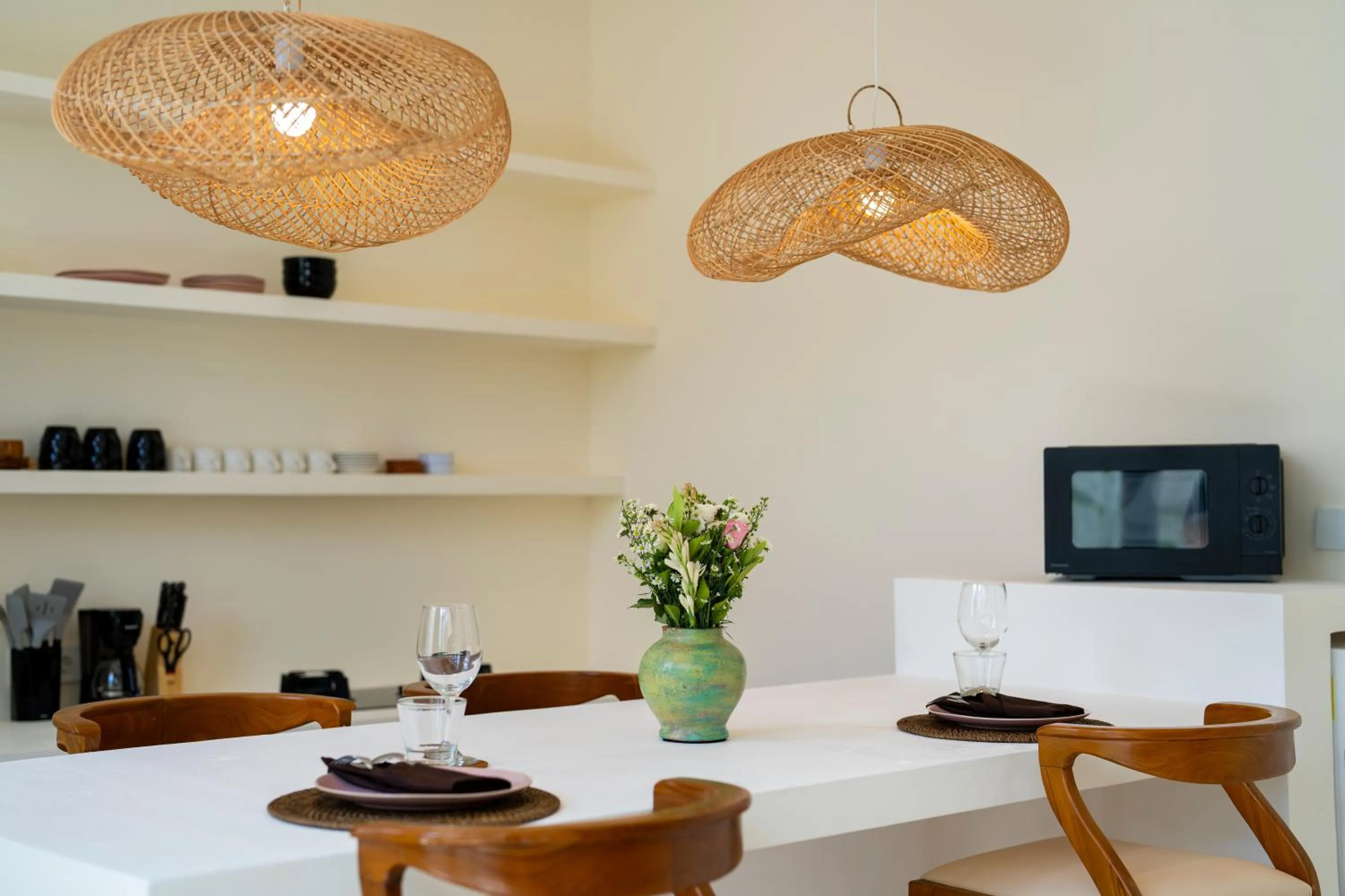 Dining area in Villa Joba by Pertama Management