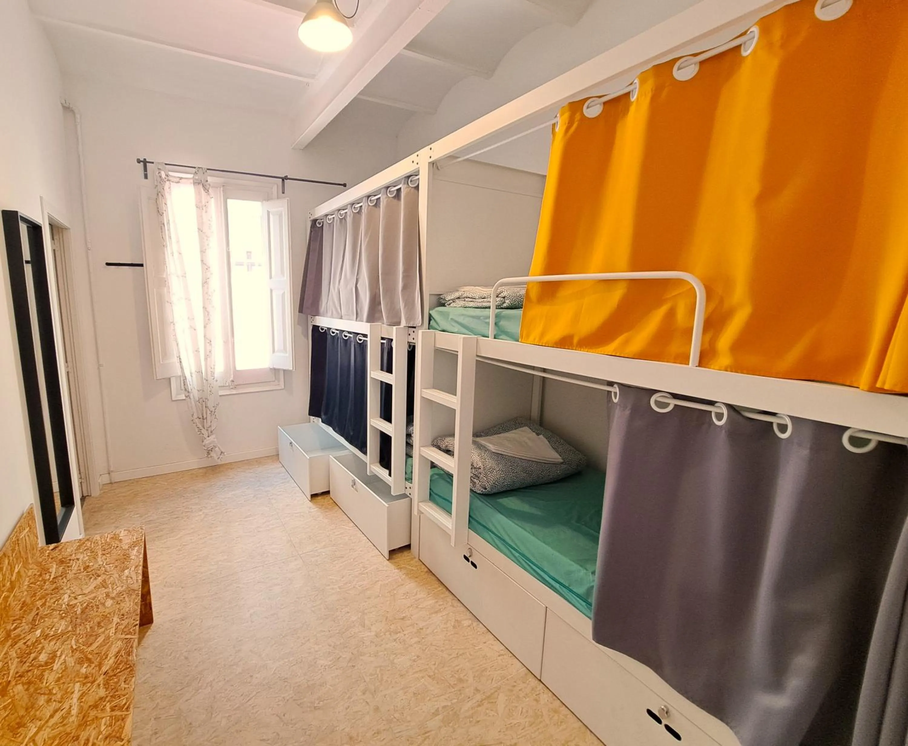 Photo of the whole room, Bed in Bed & Bike Barcelona